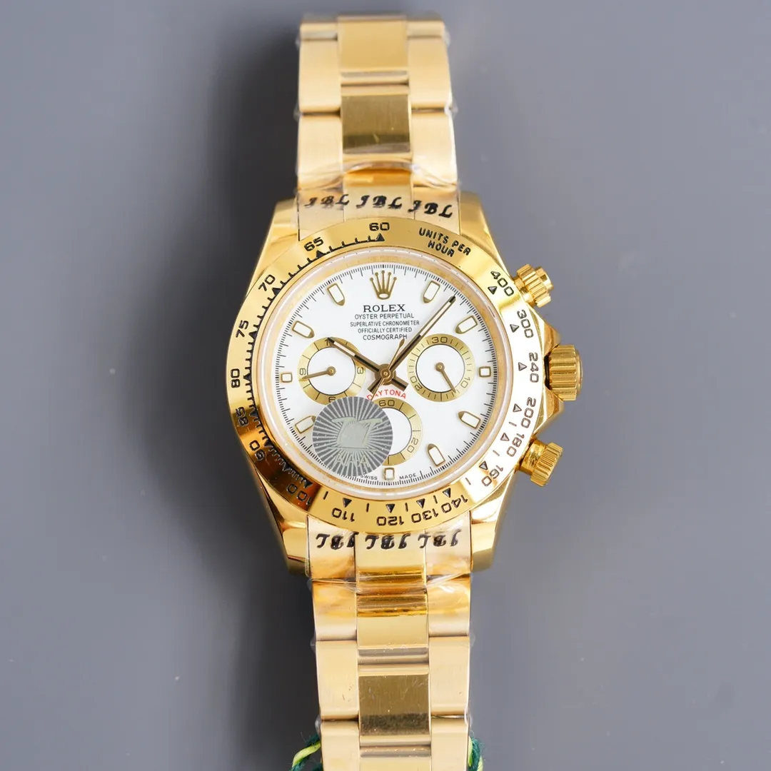 【Foreign trade import】💰2400! TT Factory August "Upgraded Version" 8⃣️🈷️Major Upgrade: The letter adopts the latest technology "self-priming" luminous technology. The brightness is twice that of the 2020 version. The color is corrected and the light is more durable. It is full of texture. Figure 5⃣️shown⚠️⚠️ Tt Factory deeply understands the customer's heart and creates high-quality, cost-effective watches with "craftsmanship". "Check every layer" and "lock tightly" just for you. Enjoy the charm on your wrist! ! ! [Rolex Cosmograph Daytona Series] [Movement] A customized three-eye enlarged version of the fully automatic mechanical movement is used to make the distance between the three function dials the same as the original. [Case] ​​40mmX13mm deep black ceramic solid outer ring with speed scale (real ceramic technology, non-scratchable, never fade, texture consistent with the original) [Dial] The function dial font and the dial logo are superimposed on the printing process, and there will be a slight bulge when viewed from the side. The background texture of the disk has been filtered and corrected countless times to ensure that it is 100% consistent with the original. The Rolex metal LOGO on it is separately molded, and it can be compared to the original in terms of three-dimensionality and roundness. The easy-to-read Chroma light luminous display is equipped with long-lasting luminous material. [Mirror] Flat sapphire crystal glass is scratch-resistant, and the effect will never be ghosted, consistent with the original product. ⚠️⚠️ (Six-digit Rolex’s unique anti-counterfeiting mark, small crown👑) [Buckle] Made of imported 316 steel and polished from 1:1 parts. The inner side is sanded and corroded by the Rolex steel seal. The external buckle safety ring is exactly the same as the original one. ⌚️⌚️ Produced by Tt factory, perfect in every detail.