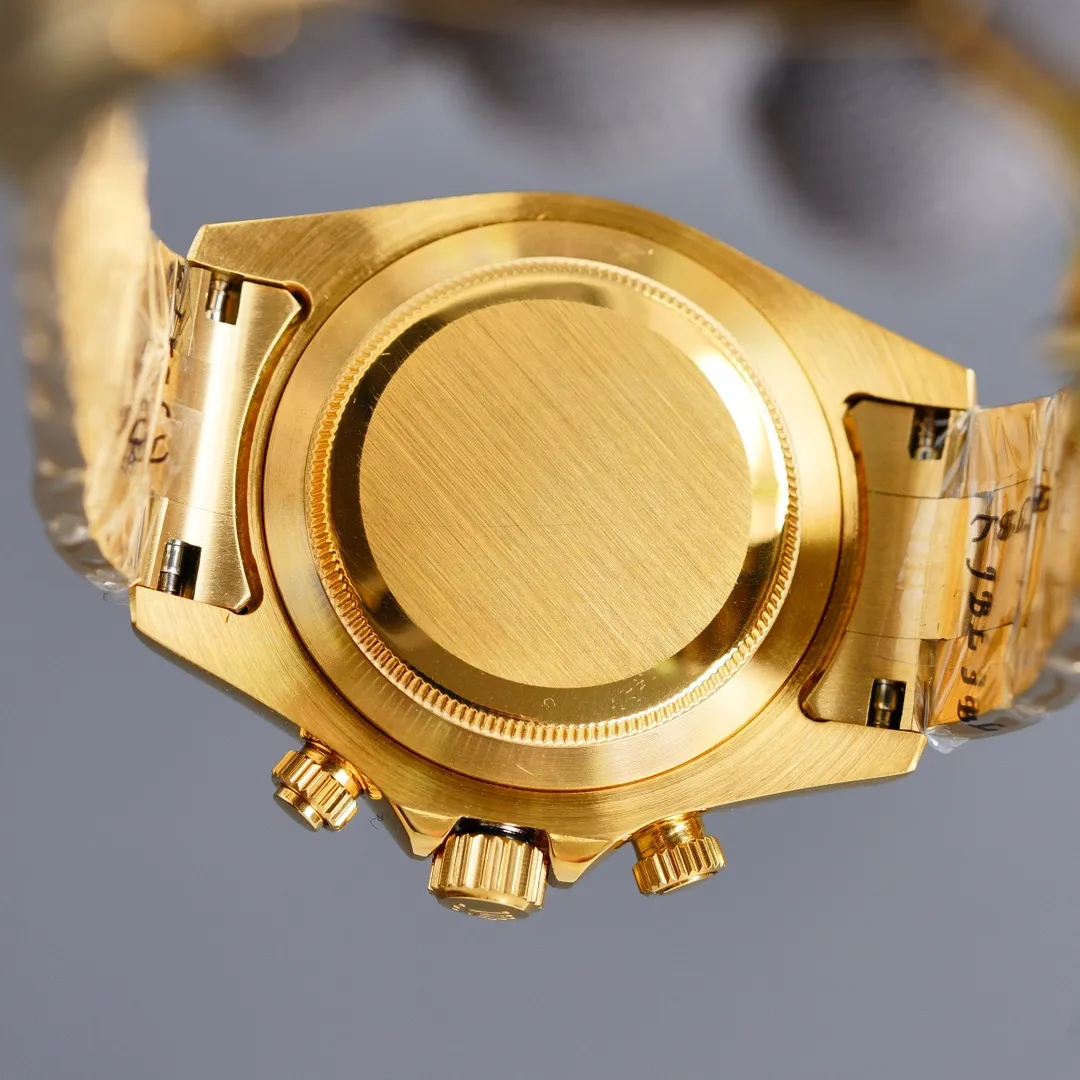 【Foreign trade import】💰2400! TT Factory August "Upgraded Version" 8⃣️🈷️Major Upgrade: The letter adopts the latest technology "self-priming" luminous technology. The brightness is twice that of the 2020 version. The color is corrected and the light is more durable. It is full of texture. Figure 5⃣️shown⚠️⚠️ Tt Factory deeply understands the customer's heart and creates high-quality, cost-effective watches with "craftsmanship". "Check every layer" and "lock tightly" just for you. Enjoy the charm on your wrist! ! ! [Rolex Cosmograph Daytona Series] [Movement] A customized three-eye enlarged version of the fully automatic mechanical movement is used to make the distance between the three function dials the same as the original. [Case] ​​40mmX13mm deep black ceramic solid outer ring with speed scale (real ceramic technology, non-scratchable, never fade, texture consistent with the original) [Dial] The function dial font and the dial logo are superimposed on the printing process, and there will be a slight bulge when viewed from the side. The background texture of the disk has been filtered and corrected countless times to ensure that it is 100% consistent with the original. The Rolex metal LOGO on it is separately molded, and it can be compared to the original in terms of three-dimensionality and roundness. The easy-to-read Chroma light luminous display is equipped with long-lasting luminous material. [Mirror] Flat sapphire crystal glass is scratch-resistant, and the effect will never be ghosted, consistent with the original product. ⚠️⚠️ (Six-digit Rolex’s unique anti-counterfeiting mark, small crown👑) [Buckle] Made of imported 316 steel and polished from 1:1 parts. The inner side is sanded and corroded by the Rolex steel seal. The external buckle safety ring is exactly the same as the original one. ⌚️⌚️ Produced by Tt factory, perfect in every detail.