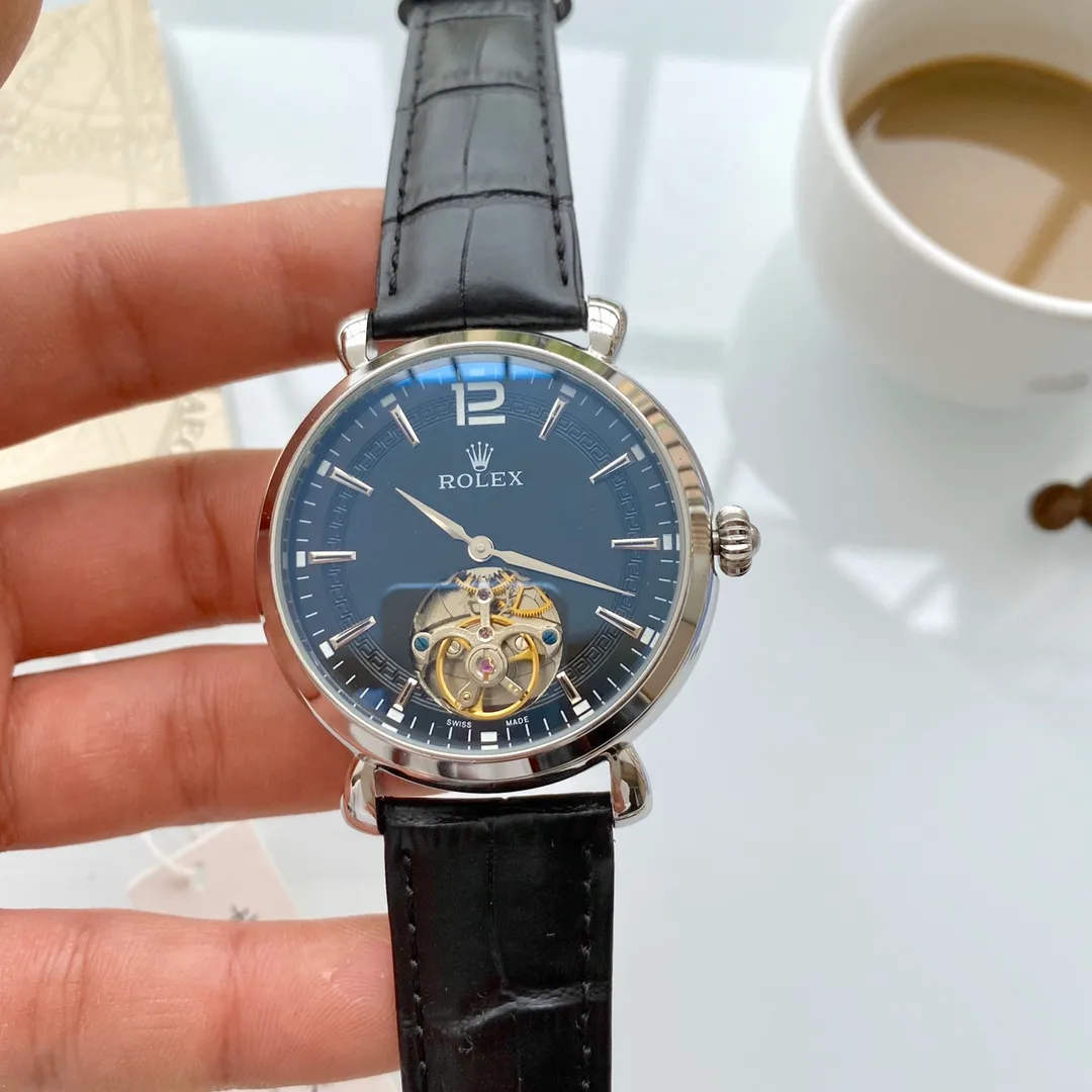 【Foreign Trade Import】💰1440! Rolex (extremely noble and wise work) [Flywheel design] 🔥Type: exquisite men's watch (more excellent) 🔥Strap: real cowhide strap (more durable) for real men 🔥Movement: super top mechanical movement (more stable) perpetual motion 🔥Material: mineral super mirror (more wear-resistant) Smart style, strong sense of thickness, special design, return with great reputation Size: 43mm in diameter, 12mm thick, smart launch! Welcome to reprint!