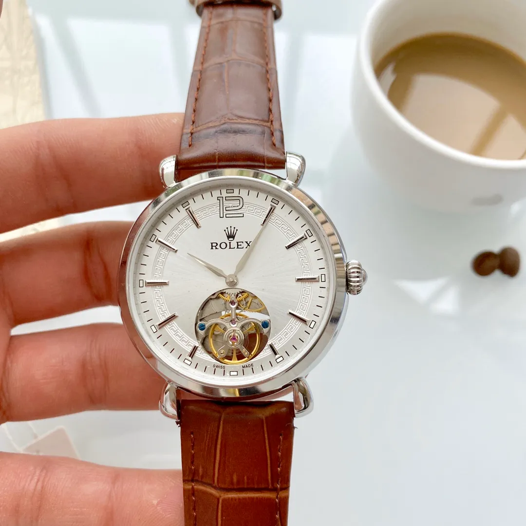【Foreign Trade Import】💰1440! Rolex (extremely noble and wise work) [Flywheel design] 🔥Type: exquisite men's watch (more excellent) 🔥Strap: real cowhide strap (more durable) for real men 🔥Movement: super top mechanical movement (more stable) perpetual motion 🔥Material: mineral super mirror (more wear-resistant) Smart style, strong sense of thickness, special design, return with great reputation Size: 43mm in diameter, 12mm thick, smart launch! Welcome to reprint!