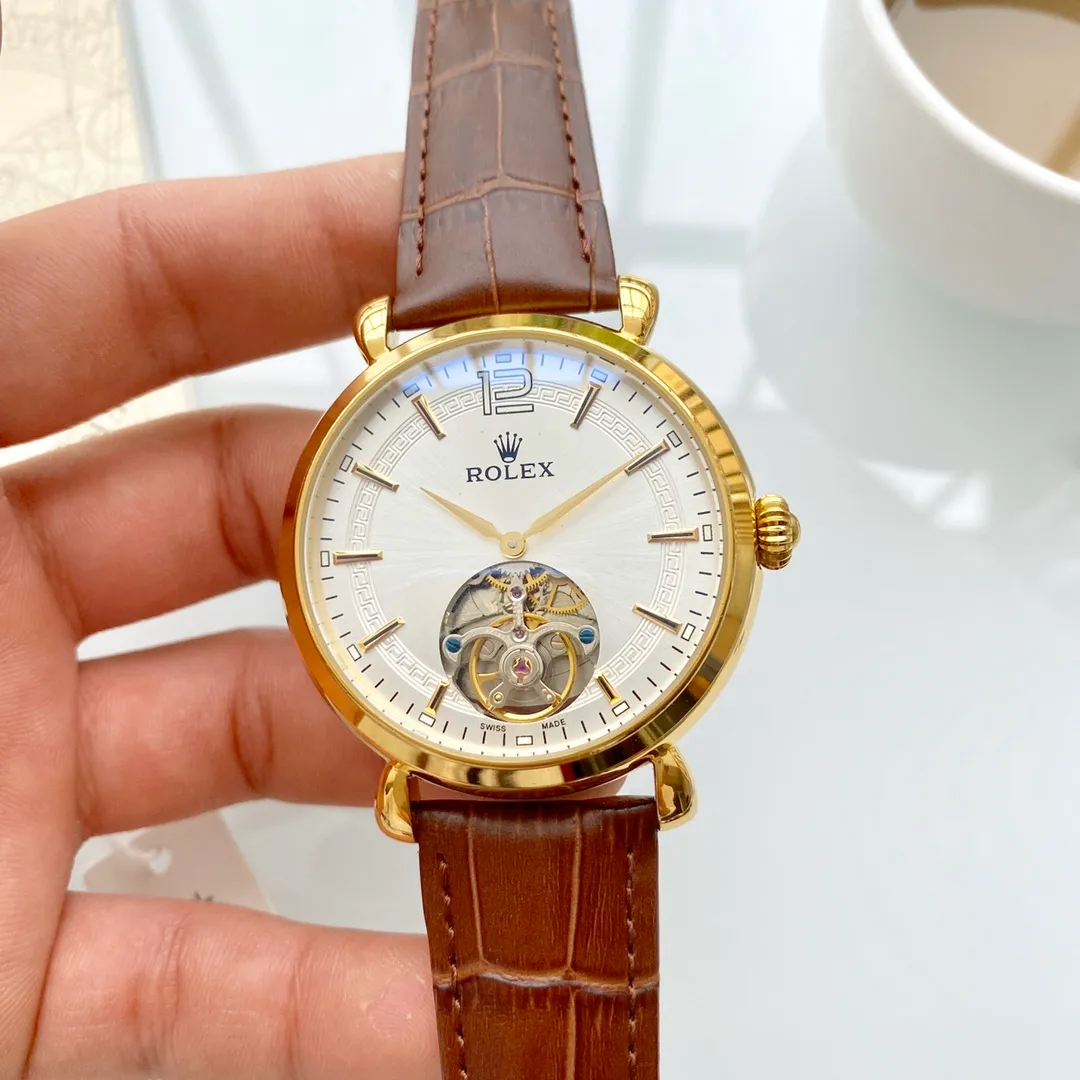 【Foreign Trade Import】💰1440! Rolex (extremely noble and wise work) [Flywheel design] 🔥Type: exquisite men's watch (more excellent) 🔥Strap: real cowhide strap (more durable) for real men 🔥Movement: super top mechanical movement (more stable) perpetual motion 🔥Material: mineral super mirror (more wear-resistant) Smart style, strong sense of thickness, special design, return with great reputation Size: 43mm in diameter, 12mm thick, smart launch! Welcome to reprint!