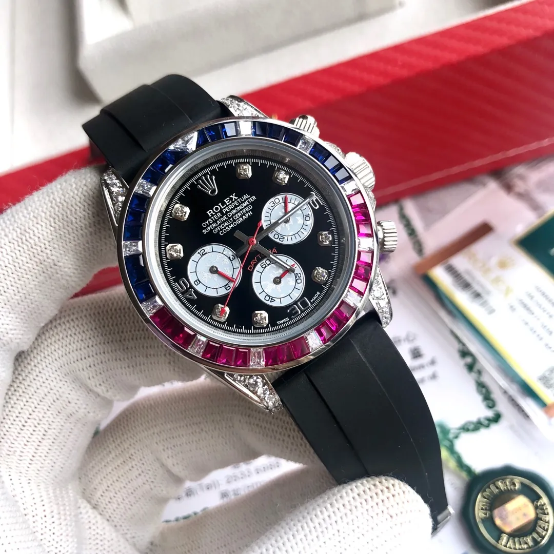 【Customized all-in-one machine】💰1720! Rolex-Rolex Cosmograph-Colored Diamond Daytona Series Colored diamonds are back in stock. Extreme details. Strict requirements to create high-quality products. Always pursue quality workmanship. The original color diamonds are exactly the same. They will never fade. They are different from ordinary cases in the market. Create new high quality. Equipped with fully automatic imported 9015 all-in-one mechanical movement. Size 42mm. Sapphire mirror. Original color diamonds. Stainless steel wire drawing with original safety buckle. ✈️✈️✈️