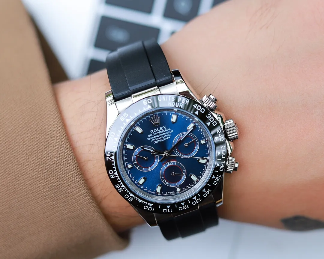 【Foreign Trade Import】💰1720! Rolex Daytona Series [Movement] A customized three-eye enlarged version of the fully automatic mechanical movement is used to ensure that the distance between the three function dials is consistent with the genuine product. [Case] ​​40mmX13mm deep black ceramic solid outer ring with tachymeter scale (made of real ceramic technology, non-scratchable, never faded, texture consistent with the genuine product) [Dial] Function dial fonts and dial logos are superimposed and printed using a superimposed printing process. There will be a slight bulge when viewed from the side. The background texture of the disk has been filtered and corrected countless times to ensure that it is 100% consistent with the original. The Rolex metal LOGO on it is separately molded, and it can be compared to the original in terms of three-dimensionality and roundness. The easy-to-read Chroma light luminous display is equipped with long-lasting luminous material. [Mirror] Flat sapphire crystal glass is scratch-resistant, and the effect will never be ghosted, consistent with the original product. ⚠️⚠️ (Six-digit Rolex's unique anti-counterfeiting mark, small crown👑) [Buckle] Made of imported 316 steel and polished from 1:1 parts. The inner side is sanded and corroded by the Rolex steel seal. The external buckle safety ring is exactly the same as the original one. ⌚️⌚️ Produced by Tt Factory, perfect in every detail.