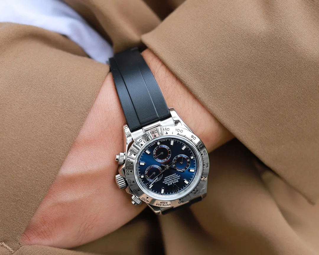 【Foreign Trade Import】💰1720! Rolex Daytona Series [Movement] A customized three-eye enlarged version of the fully automatic mechanical movement is used to ensure that the distance between the three function dials is consistent with the genuine product. [Case] ​​40mmX13mm deep black ceramic solid outer ring with tachymeter scale (made of real ceramic technology, non-scratchable, never faded, texture consistent with the genuine product) [Dial] Function dial fonts and dial logos are superimposed and printed using a superimposed printing process. There will be a slight bulge when viewed from the side. The background texture of the disk has been filtered and corrected countless times to ensure that it is 100% consistent with the original. The Rolex metal LOGO on it is separately molded, and it can be compared to the original in terms of three-dimensionality and roundness. The easy-to-read Chroma light luminous display is equipped with long-lasting luminous material. [Mirror] Flat sapphire crystal glass is scratch-resistant, and the effect will never be ghosted, consistent with the original product. ⚠️⚠️ (Six-digit Rolex's unique anti-counterfeiting mark, small crown👑) [Buckle] Made of imported 316 steel and polished from 1:1 parts. The inner side is sanded and corroded by the Rolex steel seal. The external buckle safety ring is exactly the same as the original one. ⌚️⌚️ Produced by Tt Factory, perfect in every detail.