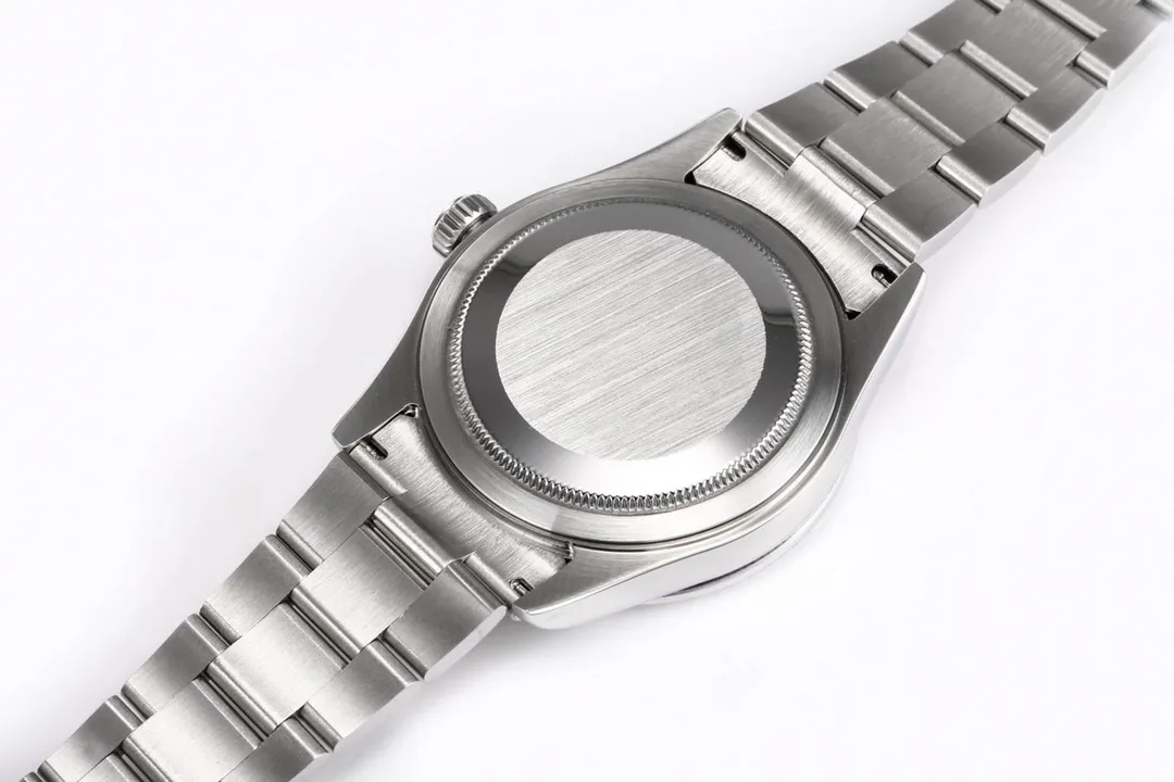 🌐Upgraded version of Rolex Sky-Dweller Skywalker! Wonderful details: [Case] ​​size is 42 mm, stable, reliable, graceful and generous! The bezel adopts the Rolex Ring Command triangular groove pattern, and the month function can be adjusted by rotating the outer ring! Scratch-resistant sapphire crystal, anti-reflective convex magnifying calendar window [Watch strap] Oyster steel! Three rows of links, Oyster discount with 5mm easy-adjustable link extension system [Dial] Radiant sun texture, scale 12 small window red dot month display [Movement] Equipped with fully automatic mechanical 9001 movement! [Function] Date display/month display/annual calendar display/dual time zone!