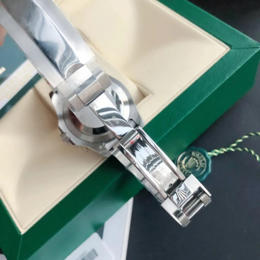 【High-end replica】💰1160! 【Customized all-in-one machine】💰1720! All Rolex Yacht-Master 40mm watches are shipped. On the basis of adhering to the characteristics of the brand, they are simultaneously matched with the original buckle of the stainless steel strap. [Movement] Equipped with a dedicated and manufactured 0️⃣reworked, 💯new original Citizen 9015 all-in-one fully automatic mechanical movement, with accurate travel time and excellent performance. [Case] 316L stainless steel case The original version of the ceramic ring rotates in both directions simultaneously, perfectly presenting the same curvature and luster as the original version. The ultra-strong high-density mineral glass mirror and exquisite workmanship perfectly inherit the original diving and swimming 🏊‍♀️Performance [Literal] The scale is clear, the luminous light is super long-lasting, the details are synchronized and authentic, the inner shadow ring is clear and the font is well-proportioned [Strap] 316L stainless steel adjustable buckle with imported high-quality rubber strap, comfortable and durable to wear ⚠️Please look for the exclusive quality