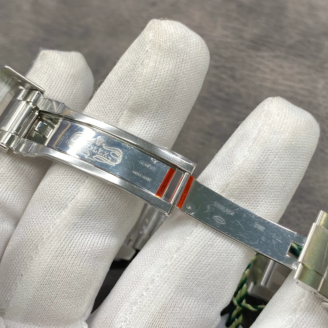 【High-end replica】💰1160! Customized all-in-one machine 💰1720! Top replica 💰Private chat! The Rolex Submariner V11 Submariner is coming, especially the Green Submariner 116610LV, which is full of sincerity. The entire ceramic ring is reborn and fired according to a new formula and temperature. The color is no different from the original to the naked eye, completely crushing all versions on the market. Due to cost reasons, the price will be much higher than the Black Water Ghost 116610LN. In addition, two exclusive technologies have been realized: [Sapphire Luminous Stone] and [One-click Snap]. Clone the original Cal.3135 integrated movement, blue hairspring, imported KIF shock absorber (not fake triangle shock absorber). Key points of the upgrade: 1. [Realistic green ring] Comprehensive analysis of the composition of the original Cerachrom green ceramic outer ring, the technology of using silicon dioxide to wrap nano alloy coloring and agent ceramic coloring, and finally determined the firing between 1100 and 1250 degrees Celsius through experiments at different temperatures. Factory N’s many years of manufacturing experience and the painstaking efforts of many engineers finally presented everyone with a palace-level green circle. It is difficult for professionals to distinguish the authenticity with the naked eye, completely crushing all current versions on the market. 2. [Sapphire Luminous Stone] Exclusive technology, a sapphire mirror is installed on the outer layer of the luminous stone. It is really difficult to install a mirror in a diameter of only 3mm. Through high-precision advanced equipment, it was successfully completed, achieving the same scratch-resistant luminous pearl as the original. Once again, it turned the tide and proved the power of Factory N. 3. [The outer ring scale will not turn black] The scale on the ring mouth adopts physical vapor deposition technology, and platinum powder is coated on the font at high temperature to make the font color durable and will not fade or turn black when exposed to water or oil. 4. [Can be buckled with one click] The outer safety buckle of the watch buckle is the same as the original one. As long as you hold the inside of the watch buckle with your finger and press the buckle body with another finger, the outer safety buckle can automatically spring open. It is also an exclusive technology in the entire market. 5. [Inner buckle ring] The ceramic piece and the ring base are combined with an inner buckle, not the double-sided tape of small factories or low-end versions. 6. [Literal texture upgrade] The luminous stones on the round nails of the literal scale are full but not overflowing, and the rasa is more delicate than before. 7. [Universal and original accessories] All original accessories are imported from Germany and CNC scanned. All accessories are interchangeable with original accessories on a one-to-one basis, including case, bezel, bottom cover, inner cover, lugs, strap, and buckle. 8. [Imported 904L steel] The watch case and strap are made of imported high-component 904L fine steel. A few manufacturers use 316 labels to pretend to be, which is truly hard, high-density, corrosion-resistant and scratch-resistant. Real shots of shipment.