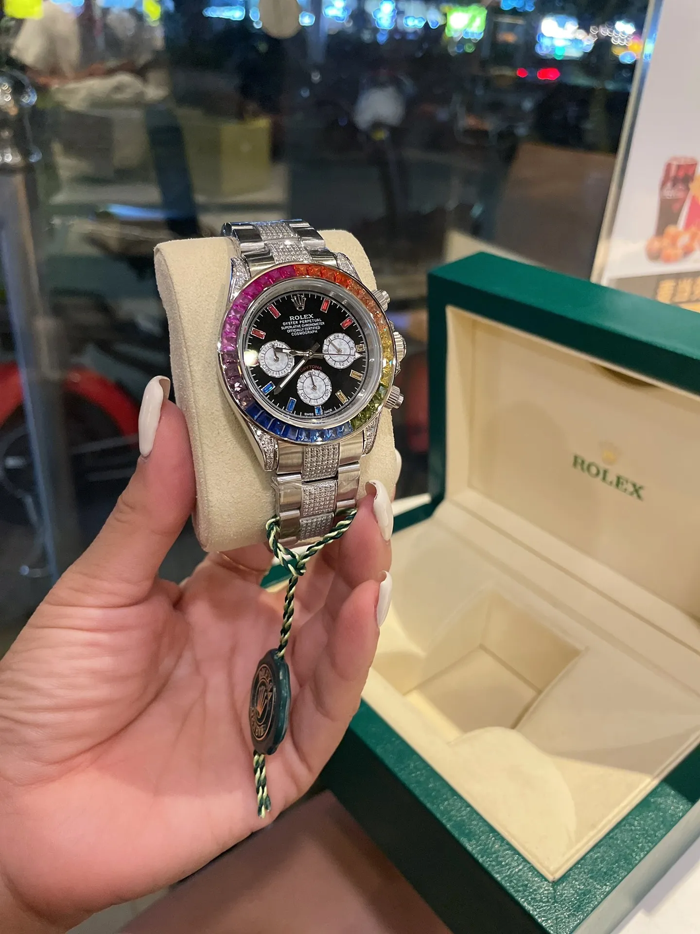 【High-end replica】💰1720! The new Rolex Daytona Rainbow model. Model: 116599RBOW-116598RBOW-116595RBOW. Rainbow Daytona is hard to find! The inlay is optimized according to the 36 gemstones with the most coordinated color gradient transition from the original factory. The height and angle are consistent, and the refraction effect is very beautiful. Each chronograph dial is refracted due to different light, and the color is bright and unique. Equipped with an imported quartz movement (with 24-hour day and month display respectively) Rolex steel solid link Oyster-style easy-to-adjust strap, exquisitely polished.