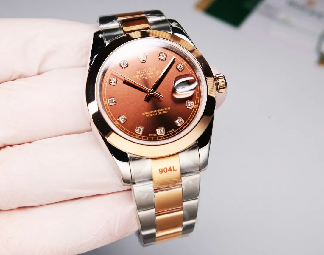 【High-end replica】💰1240! 【Customized all-in-one machine】💰1920! Taiwan factory makes strong comeback‼ ️‼ ️Outstanding work - Rolex Oyster Perpetual Datejust 41mm series watch, timeless elegance! Factory code: M126338... The 6-digit internal code is consistent with the card, and the entire set must be completed for return or exchange! [Oyster case, symbol of waterproofing] The diameter of the watch is 41mm, the thickness is consistent with the original, and the data is consistent with the genuine product 1. Classic Oyster case with triangular grooved outer ring 2. The handle adopts a screw-in design to restore the double buckle double waterproof system 3. Mirror material - anti-scratch blue crystal glass, anti-reflective convex magnification (2.5 times) calendar window [Strap details] Different watches are matched with different steel straps 1. Commemorative strap Jubilee Bracelet (five-bead belt) Material: stainless steel, commemorative type, five-row link 2. Oyster bracelet Oyster Bracelet (3-bead belt). Material: Stainless steel, head-shaped, semi-circular three-row link 3. Buckle type Folding buckle, concealed folding crown buckle [Movement] Using the exquisite and stable imported 9015 all-in-one mechanical movement, it is stable and simple, reserved, showy but not flattering, and long-lasting elegance! (Extreme reproduction requirements create high quality, playing with more than just concepts!) (Focus on original new machines) Focus is an attitude, produced by JH! The pictures were taken with a customized all-in-one machine!