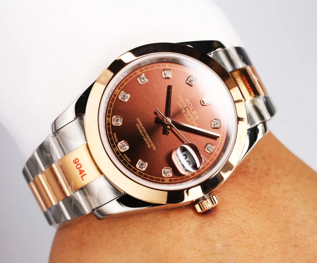 【High-end replica】💰1240! 【Customized all-in-one machine】💰1920! Taiwan factory makes strong comeback‼ ️‼ ️Outstanding work - Rolex Oyster Perpetual Datejust 41mm series watch, timeless elegance! Factory code: M126338... The 6-digit internal code is consistent with the card, and the entire set must be completed for return or exchange! [Oyster case, symbol of waterproofing] The diameter of the watch is 41mm, the thickness is consistent with the original, and the data is consistent with the genuine product 1. Classic Oyster case with triangular grooved outer ring 2. The handle adopts a screw-in design to restore the double buckle double waterproof system 3. Mirror material - anti-scratch blue crystal glass, anti-reflective convex magnification (2.5 times) calendar window [Strap details] Different watches are matched with different steel straps 1. Commemorative strap Jubilee Bracelet (five-bead belt) Material: stainless steel, commemorative type, five-row link 2. Oyster bracelet Oyster Bracelet (3-bead belt). Material: Stainless steel, head-shaped, semi-circular three-row link 3. Buckle type Folding buckle, concealed folding crown buckle [Movement] Using the exquisite and stable imported 9015 all-in-one mechanical movement, it is stable and simple, reserved, showy but not flattering, and long-lasting elegance! (Extreme reproduction requirements create high quality, playing with more than just concepts!) (Focus on original new machines) Focus is an attitude, produced by JH! The pictures were taken with a customized all-in-one machine!