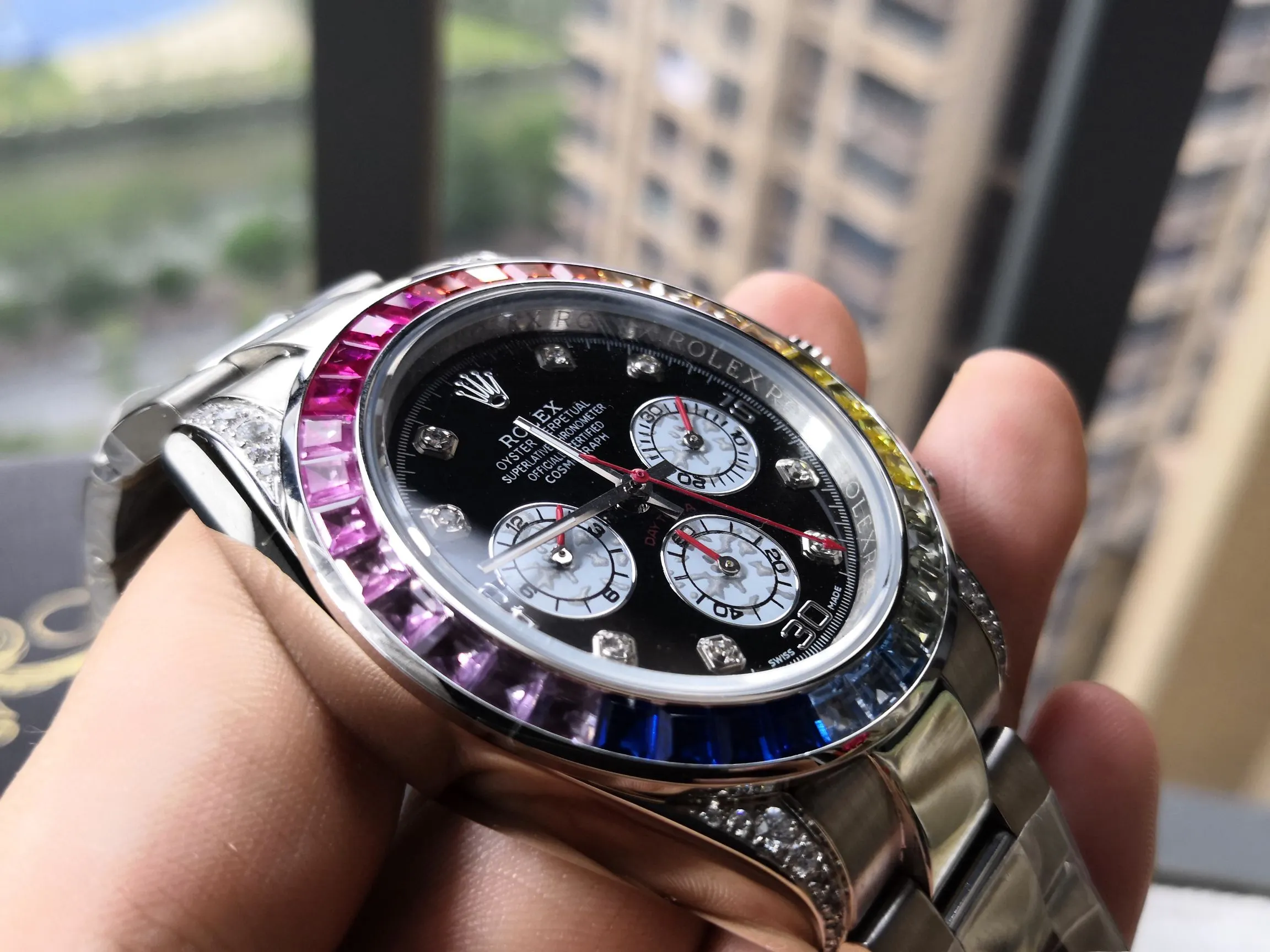 【Customized all-in-one machine】💰1720! Rolex-Rolex Cosmograph-Colored Diamond Daytona Series Colored diamonds are back in stock. Extreme details. Strict requirements to create high-quality products. Always pursue quality workmanship. The original color diamonds are exactly the same. They will never fade. They are different from ordinary cases in the market. Create new high quality. Equipped with fully automatic imported 9015 all-in-one mechanical movement. Size 42mm. Sapphire mirror. Original color diamonds. Stainless steel wire drawing with original safety buckle. ✈️✈️✈️