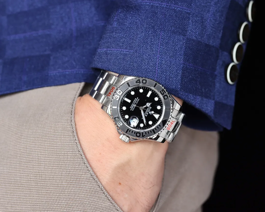 【High-end replica】💰1160! Rolex yachts are equipped with imported Japanese Citizen 8215 mechanical movement. [Material] Two-way rotating 60-minute scale outer ring with all-black genuine "ceramic" ring. Fine workmanship and smooth rotation. [Case] 40mm [Dial] The function dial font and the dial logo are superimposed and printed using a superimposed printing process. When viewed from the side, there will be a slight bulge. The background texture of the disk has been filtered and corrected countless times to ensure that it is 100% consistent with the original. The Rolex metal LOGO on it is molded separately, and it can be compared to the original in terms of three-dimensionality and roundness. Easy-to-read Chroma light luminous display with long-lasting luminous material [Watch mirror] Anti-scratch sapphire crystal glass, double anti-reflective small window convex lens to magnify the calendar (first launch of blue light plating technology). (Six-digit Rolex’s unique anti-counterfeiting mark) [Buckle] Made of imported 316S molten slurry shell case polished with 1:1 parts. The inner side of the sand is corroded by the Rolex steel seal. The external watch buckle safety ring is exactly the same as the original one. Top-notch product. High-quality products.