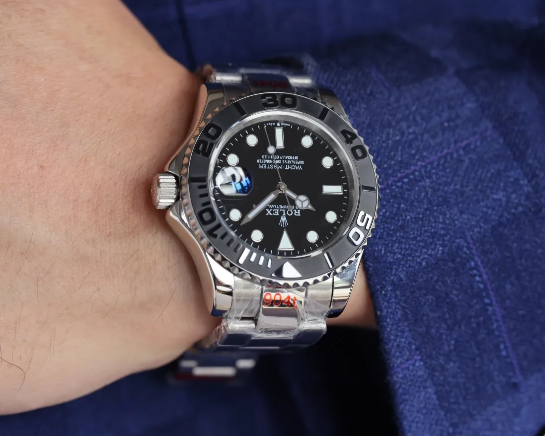 【High-end replica】💰1160! Rolex yachts are equipped with imported Japanese Citizen 8215 mechanical movement. [Material] Two-way rotating 60-minute scale outer ring with all-black genuine "ceramic" ring. Fine workmanship and smooth rotation. [Case] 40mm [Dial] The function dial font and the dial logo are superimposed and printed using a superimposed printing process. When viewed from the side, there will be a slight bulge. The background texture of the disk has been filtered and corrected countless times to ensure that it is 100% consistent with the original. The Rolex metal LOGO on it is molded separately, and it can be compared to the original in terms of three-dimensionality and roundness. Easy-to-read Chroma light luminous display with long-lasting luminous material [Watch mirror] Anti-scratch sapphire crystal glass, double anti-reflective small window convex lens to magnify the calendar (first launch of blue light plating technology). (Six-digit Rolex’s unique anti-counterfeiting mark) [Buckle] Made of imported 316S molten slurry shell case polished with 1:1 parts. The inner side of the sand is corroded by the Rolex steel seal. The external watch buckle safety ring is exactly the same as the original one. Top-notch product. High-quality products.