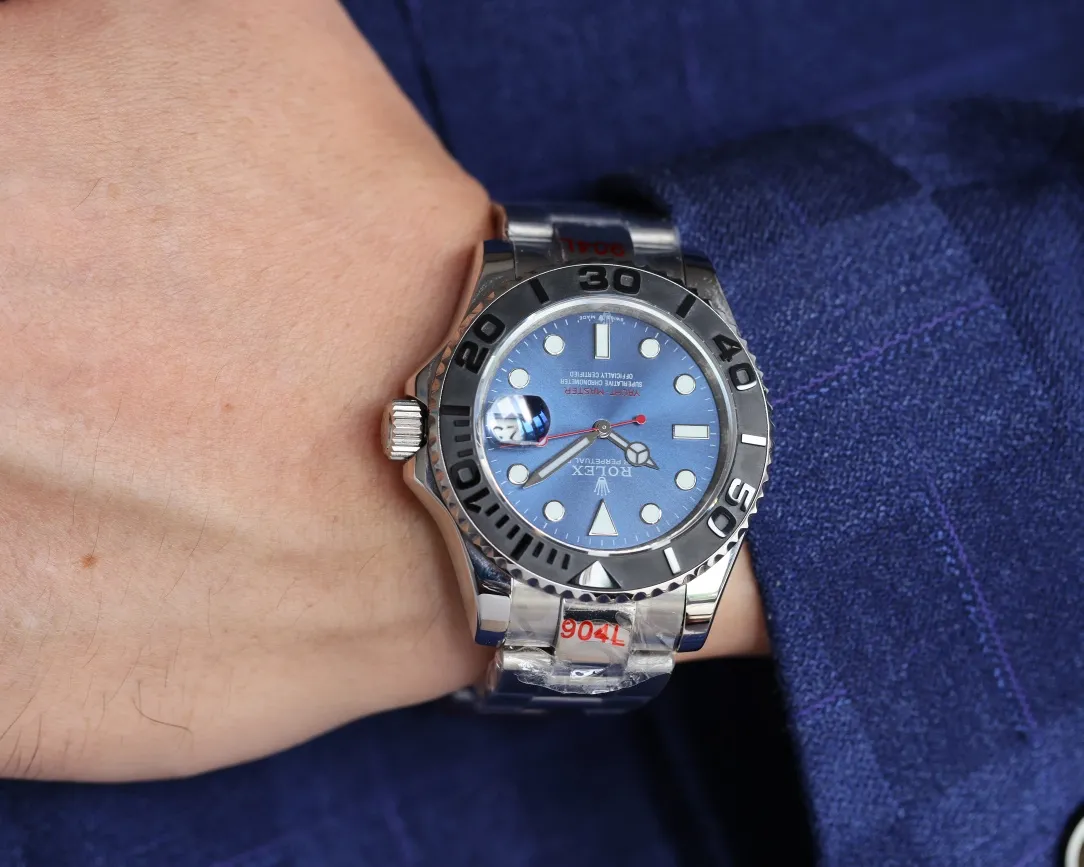 【High-end replica】💰1160! Rolex yachts are equipped with imported Japanese Citizen 8215 mechanical movement. [Material] Two-way rotating 60-minute scale outer ring with all-black genuine "ceramic" ring. Fine workmanship and smooth rotation. [Case] 40mm [Dial] The function dial font and the dial logo are superimposed and printed using a superimposed printing process. When viewed from the side, there will be a slight bulge. The background texture of the disk has been filtered and corrected countless times to ensure that it is 100% consistent with the original. The Rolex metal LOGO on it is molded separately, and it can be compared to the original in terms of three-dimensionality and roundness. Easy-to-read Chroma light luminous display with long-lasting luminous material [Watch mirror] Anti-scratch sapphire crystal glass, double anti-reflective small window convex lens to magnify the calendar (first launch of blue light plating technology). (Six-digit Rolex’s unique anti-counterfeiting mark) [Buckle] Made of imported 316S molten slurry shell case polished with 1:1 parts. The inner side of the sand is corroded by the Rolex steel seal. The external watch buckle safety ring is exactly the same as the original one. Top-notch product. High-quality products.