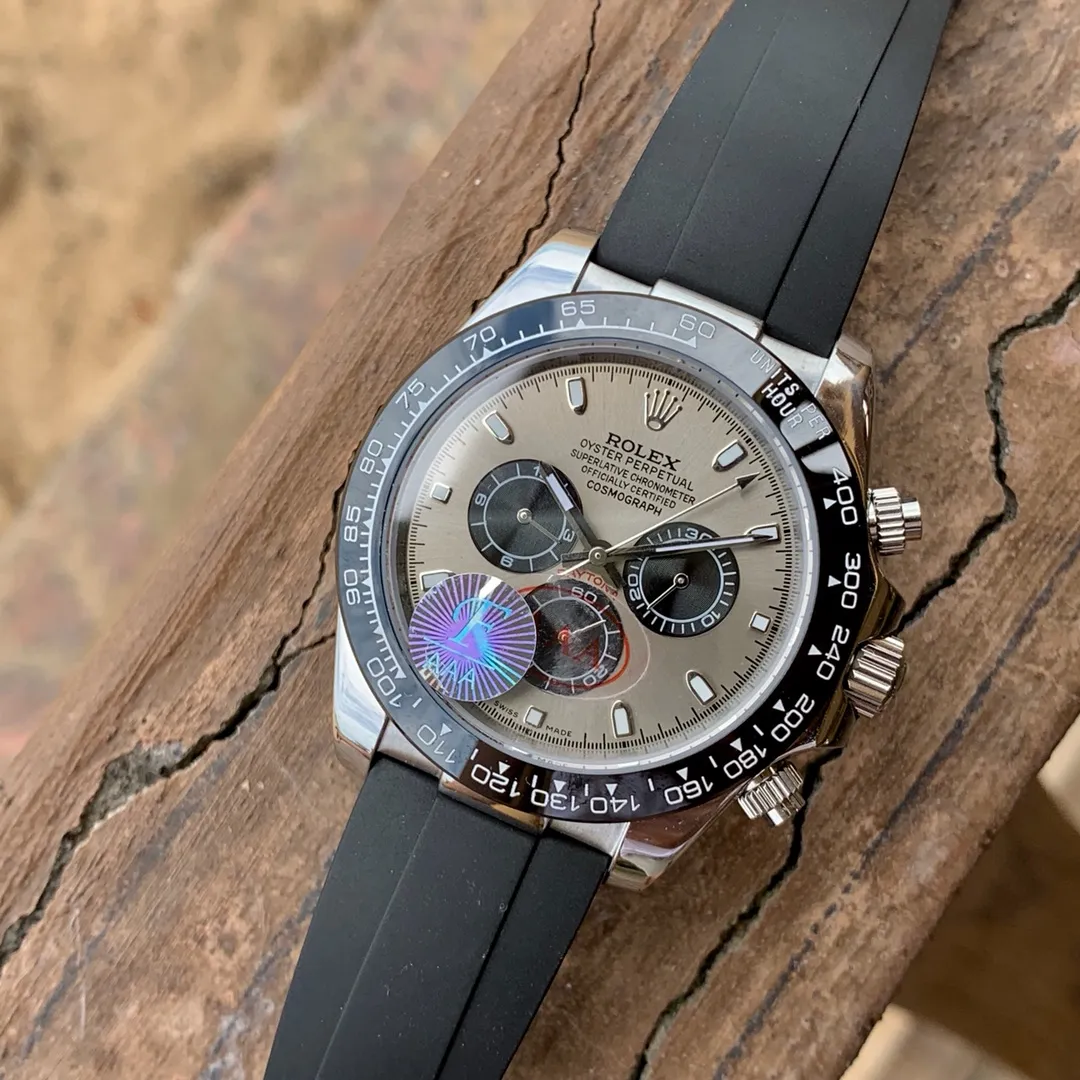 [Imported foreign trade] 💰1280 F factory Rolex 🇪🇺The European version of "Emperor Gray" is coming🎈🎈 Multifunctional and the most representative watch It is the "Daytona" classic 🀄The "golden classic" is not restricted by any clothing 👔 matching All clothes can be matched and suitable for 🈴 any occasion, timeless 🏅🏅 F factory V2 classic version is fully available It has always been "beaten" by the same level but has never been surpassed. It responds to various challenges with excellent quality and welcomes repeat customers 🈵🈵 [Rolex Cosmograph Daytona Series] [Movement] Using a customized three-eye magnified version of the fully automatic mechanical movement to make the distance between the three function dials the same as the original [Case] 43mm It will not scratch, will never fade, and has the same texture as the genuine product) [Dial] The function dial font and the dial logo are superimposed on the printing process, and there will be a slight bulge when viewed from the side. The background texture of the disk has been filtered and corrected countless times to ensure that it is 100% consistent with the original. The Rolex metal LOGO on it is separately molded, and it can be compared to the original in terms of three-dimensionality and roundness. The easy-to-read Chroma light luminous display is equipped with long-lasting luminous material. [Mirror] Flat sapphire crystal glass is scratch-resistant, and the effect will never be ghosted, consistent with the original product. [Buckle] Made of imported 316 steel and polished from 1:1 parts. The inner side is sanded and corroded with the Rolex steel seal. The external buckle safety ring is exactly the same as the original. ⌚⌚ Produced by F factory, perfect in every detail.