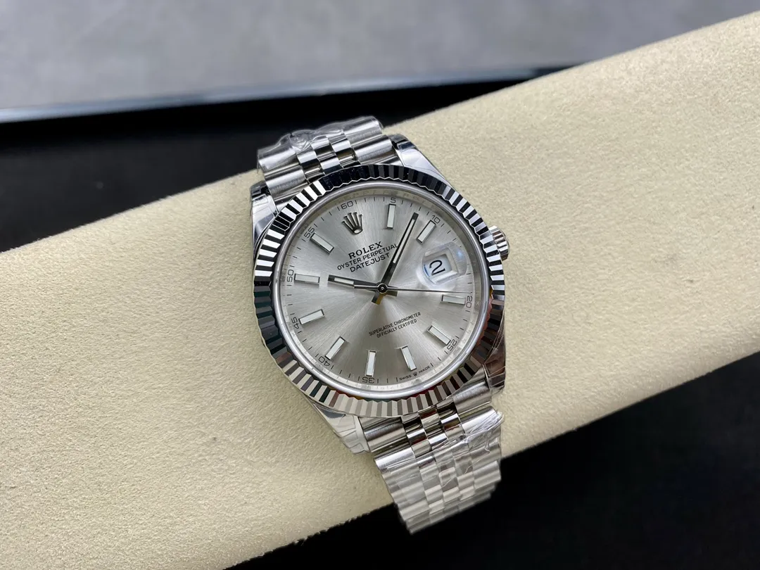 【High-end replica】💰1160! 【Customized all-in-one machine】💰1720! [Top replica] Private chat! ! ! The Rolex Datejust 41mm series creates a classic watch model. 1: The movement adopts Swiss 3235 movement. 2: In terms of material, the overall material is made of 904 steel. The curvature of the side of the case is polished in place, and the thickness of the side is consistent with the original. 3: Classic dog tooth collar. The platinum (electroplated) ring presents a radiant light effect that is extremely close to the original version, and the triangular pit pattern is clean and neat. 4: The watch mirror is made of real sapphire mirror, which increases the transparency of the watch. At the same time, it has been treated with anti-glare technology, making it very convenient to read watch data and has high hardness. 5: The only synchronous original thickness in the market is 11.5mm. This picture was taken in top reproduction quality!