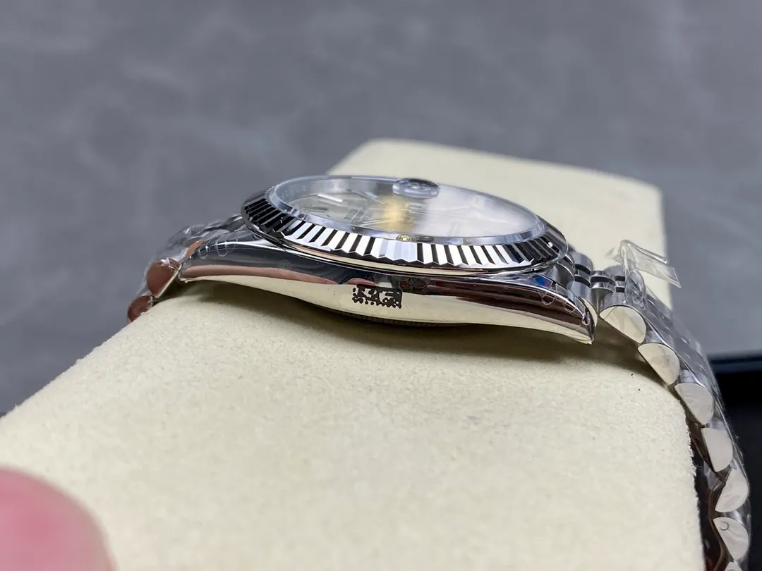 【High-end replica】💰1160! 【Customized all-in-one machine】💰1720! [Top replica] Private chat! ! ! The Rolex Datejust 41mm series creates a classic watch model. 1: The movement adopts Swiss 3235 movement. 2: In terms of material, the overall material is made of 904 steel. The curvature of the side of the case is polished in place, and the thickness of the side is consistent with the original. 3: Classic dog tooth collar. The platinum (electroplated) ring presents a radiant light effect that is extremely close to the original version, and the triangular pit pattern is clean and neat. 4: The watch mirror is made of real sapphire mirror, which increases the transparency of the watch. At the same time, it has been treated with anti-glare technology, making it very convenient to read watch data and has high hardness. 5: The only synchronous original thickness in the market is 11.5mm. This picture was taken in top reproduction quality!