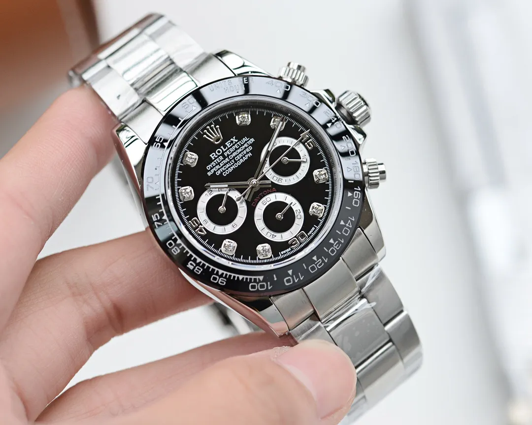 【Customized all-in-one machine】💰1720! "Ancient Magnetic Black"——Steel belt version with large diamond face🎈🎈 Taiwan ZG Factory's masterpiece and craftsmanship——Details determine success or failure 🎈🎈 It took 16 months and finally came out🏅️🏅️ [Rolex Cosmograph Daytona Series] [Movement] Using a customized three-eye enlarged version of the fully automatic mechanical movement [Taiwan ZG Factory] 🏆🏆Produced by 🏆All products are delivered, the counters are the same, the multi-functional travel boxes are all with the ZG logo✅ Every watch leaves the factory and is strictly tested to ensure that agents have the highest success rate for every order. Nearly zero repairs 🎈🎈 [Case] ​​Original mold opening, same price, only one 🎈🎈40mm The background texture of the disk has been filtered and corrected countless times to ensure that it is 100% consistent with the original. The Rolex metal LOGO on it is molded separately, and it can be compared to the original in terms of three-dimensionality and roundness. Easy-to-read Chroma light luminous display equipped with long-lasting luminous material [waterproof] 50 meters. 🌊🌊Perfect details ensure that every piece is delivered to the customer. It will 🉐️ receive good reviews🏅️🏅️ [Watch mirror] Flat sapphire crystal glass is scratch-resistant, the effect will not be ghosted, and it is consistent with the original product. ⚠⚠The six-digit digits are upgraded to a genuine small crown with anti-counterfeiting👑 (pay attention to details) [Buckle] Made of imported 316S steel and polished from 1:1 parts. The inner side is sanded and corroded by the Rolex steel seal. The external buckle safety ring is exactly the same as the original one. ⌚⌚ Produced by ZG Factory in Taiwan. Perfect in every detail.