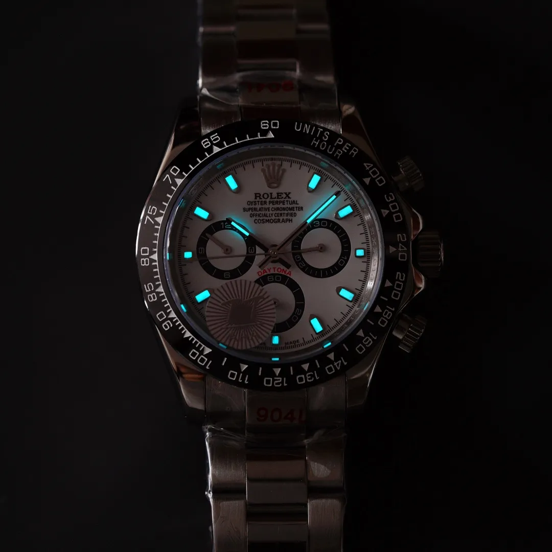 【Foreign trade import】💰2400! TT Factory August "Upgraded Version" 8⃣️🈷️Major Upgrade: The letter adopts the latest technology "self-priming" luminous technology. The brightness is twice that of the 2020 version. The color is corrected and the light is more durable. It is full of texture. Figure 5⃣️shown⚠️⚠️ Tt Factory deeply understands the customer's heart and creates high-quality, cost-effective watches with "craftsmanship". "Check every layer" and "lock tightly" just for you. Enjoy the charm on your wrist! ! ! [Rolex Cosmograph Daytona Series] [Movement] A customized three-eye enlarged version of the fully automatic mechanical movement is used to make the distance between the three function dials the same as the original. [Case] ​​40mmX13mm deep black ceramic solid outer ring with speed scale (real ceramic technology, non-scratchable, never fade, texture consistent with the original) [Dial] The function dial font and the dial logo are superimposed on the printing process, and there will be a slight bulge when viewed from the side. The background texture of the disk has been filtered and corrected countless times to ensure that it is 100% consistent with the original. The Rolex metal LOGO on it is separately molded, and it can be compared to the original in terms of three-dimensionality and roundness. The easy-to-read Chroma light luminous display is equipped with long-lasting luminous material. [Mirror] Flat sapphire crystal glass is scratch-resistant, and the effect will never be ghosted, consistent with the original product. ⚠️⚠️ (Six-digit Rolex’s unique anti-counterfeiting mark, small crown👑) [Buckle] Made of imported 316 steel and polished from 1:1 parts. The inner side is sanded and corroded by the Rolex steel seal. The external buckle safety ring is exactly the same as the original one. ⌚️⌚️ Produced by Tt factory, perfect in every detail.