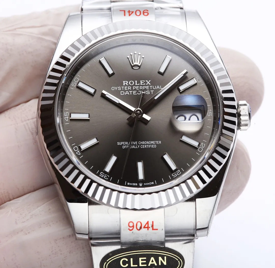 【High-end replica】💰1160! 【Customized all-in-one machine】💰1720! 【Top Replica】💰Private chat! Rolex Datejust watch series 41mm 1: The movement adopts Swiss 3235 movement. 2: In terms of material, the overall material is made of 904 steel. The curvature of the side of the case is polished in place, and the thickness of the side is consistent with the original. 3: Classic dog tooth collar. The platinum (electroplated) ring presents a radiant light effect that is extremely close to the original version, and the triangular pit pattern is clean and neat. 4: The watch mirror is made of real sapphire mirror, which increases the transparency of the watch. At the same time, it has been treated with anti-glare technology, making it very convenient to read watch data and has high hardness. 5: The only synchronous original thickness in the market is 11.5mm. This picture was taken in top reproduction quality!