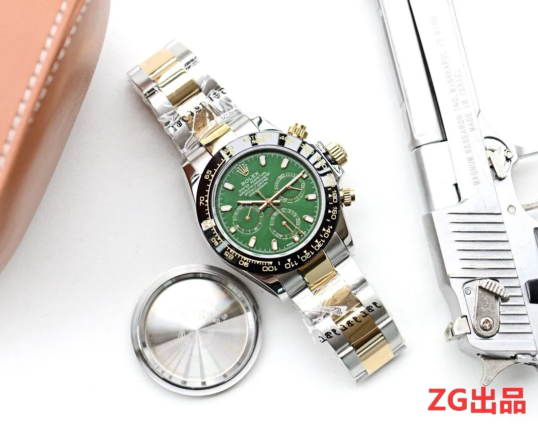【Customized all-in-one machine】💰1720! Taiwan ZG Factory’s masterpiece is made with great ingenuity——Details determine success or failure 🎈🎈 It took 16 months and finally released🏅️🏅️ [Rolex Cosmograph Daytona Series] [Movement] Adopts a customized three-eye enlarged version of the fully automatic mechanical movement [Taiwan ZG Factory] 🏆🏆Produced by All distribution counters are the same Multifunctional travel box All have ZG logo✅ Every watch is strictly tested before leaving the factory to ensure that agents have the highest success rate for every order. Nearly zero repairs 🎈🎈 [Case] ​​Original mold opening, same price, only one 🎈🎈40mm The background texture of the disk has been filtered and corrected countless times to ensure that it is 100% consistent with the original. The Rolex metal LOGO on it is separately molded, and it can be compared to the original in terms of three-dimensionality and roundness. The easy-to-read Chroma light luminous display is equipped with long-lasting luminous material. [Mirror] Flat sapphire crystal glass is scratch-resistant, and the effect will never be ghosted, consistent with the original product. ⚠⚠The six-character position is upgraded to a small crown with anti-counterfeiting that is consistent with the original 👑 (pay attention to details) [Buckle] Made of imported 316S steel and polished from 1:1 parts. The inner side is sanded and corroded by the Rolex steel seal. The outer watch buckle safety ring is exactly the same as the original one. ⌚⌚ Produced by ZG Factory in Taiwan. Perfect in every detail.