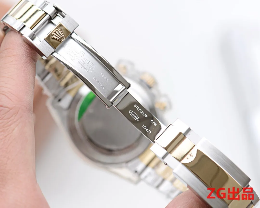 【Customized all-in-one machine】💰1720! Taiwan ZG Factory’s masterpiece is made with great ingenuity——Details determine success or failure 🎈🎈 It took 16 months and finally released🏅️🏅️ [Rolex Cosmograph Daytona Series] [Movement] Adopts a customized three-eye enlarged version of the fully automatic mechanical movement [Taiwan ZG Factory] 🏆🏆Produced by All distribution counters are the same Multifunctional travel box All have ZG logo✅ Every watch is strictly tested before leaving the factory to ensure that agents have the highest success rate for every order. Nearly zero repairs 🎈🎈 [Case] ​​Original mold opening, same price, only one 🎈🎈40mm The background texture of the disk has been filtered and corrected countless times to ensure that it is 100% consistent with the original. The Rolex metal LOGO on it is separately molded, and it can be compared to the original in terms of three-dimensionality and roundness. The easy-to-read Chroma light luminous display is equipped with long-lasting luminous material. [Mirror] Flat sapphire crystal glass is scratch-resistant, and the effect will never be ghosted, consistent with the original product. ⚠⚠The six-character position is upgraded to a small crown with anti-counterfeiting that is consistent with the original 👑 (pay attention to details) [Buckle] Made of imported 316S steel and polished from 1:1 parts. The inner side is sanded and corroded by the Rolex steel seal. The outer watch buckle safety ring is exactly the same as the original one. ⌚⌚ Produced by ZG Factory in Taiwan. Perfect in every detail.