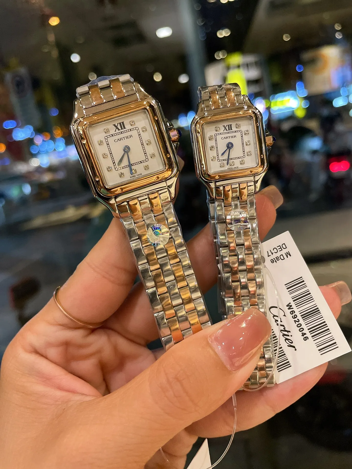Cartier Panther watch, the new diamond face is gorgeous and unruly, which is the aesthetic style conveyed by Panthère de Cartier Panther. Its lines are smooth, charming, soft and docile on the wrist, as if dancing on the skin. The unique shape highlights a mature, elegant, confident and attractive female image. The case is one-piece, equipped with genuine Swiss quartz movement, 316L stainless steel case, inlaid with diamonds, the handle is inlaid with a synthetic blue spinel, silver-plated dial, sword-shaped blue steel hands, 100% second degree waterproof, size: 27 x 37 mm, 22*30 mm, two sizes. ❄️Real shots, welcome to forward!