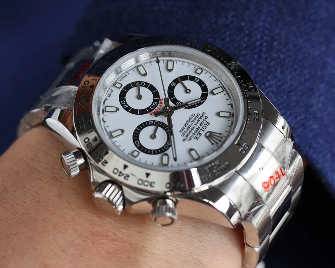 【High-end replica】💰1160! Rolex Daytona Series [Movement] Adopts the imported Japanese Citizen 8215 fully automatic mechanical movement [Case] ​​40mmX13mm deep black ceramic solid outer ring with speed scale (using real ceramic technology, non-scratchable, never faded, texture consistent with the original) [Dial] The function dial font and the dial logo are superimposed on the printing process, and there will be a slight bulge when viewed from the side. The background texture of the disk has been filtered and corrected countless times to ensure that it is 100% consistent with the original. The Rolex metal LOGO on it is separately molded, and it can be compared to the original in terms of three-dimensionality and roundness. The easy-to-read Chroma light luminous display is equipped with long-lasting luminous material. [Mirror] Flat sapphire crystal glass is scratch-resistant, and the effect will never be ghosted, consistent with the original product. (Six-digit Rolex's unique anti-counterfeiting mark, small crown) [Buckle] Made of imported 316 steel and polished from 1:1 parts. The inner side of the brush has a corroded Rolex steel seal and an external buckle safety ring that is exactly the same as the original one.