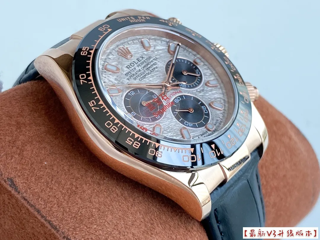 【High-end replica】💰2400! Rolex Daytona series [Movement] adopts Swiss 2836 movement [Case] ​​43mmX13mm [Dial] The function dial font and the dial logo adopt an overlay printing process, and there will be a slight bulge when viewed from the side. The background texture of the disk has been filtered and corrected countless times to ensure that it is 100% consistent with the original. The Rolex metal LOGO on it is molded separately. Whether it is three-dimensional or round, it can PK the original easy-to-read Chroma light luminous display with long-lasting luminous material. [Watch Mirror] Flat sapphire crystal glass is scratch-resistant, the effect will never be ghosted, and it is consistent with the original product. [Buckle] It is made of imported 316 steel and polished from 1:1 parts. The inner side is sanded and corroded with the Rolex steel seal. The outer watch buckle safety ring is exactly the same as the original one. 🔥Top product, high quality products constantly🔥
