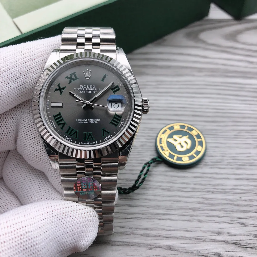Rolex ROLEX 🎮 Datejust 1:1 original mold opening, equipped with 3235 movement, size 39.5*12.5mm, the latest 6-digit crown small logo. 904L stainless steel case is carefully polished and strictly controlled to ensure that the version is in place. The crown continues the waterproof system of the lock, just like the original. 🎮The elegant solid link strap is also made of 904L stainless steel. It is full of texture and comfortable to wear. The buckle is the same as the original one and has a 5mm easy-adjustable link exhibition system. The watch mirror is made of sapphire and is scratch-resistant and waterproof to 50 meters. Each watch is strictly tested before leaving the factory to ensure quality! 🎮Sanjie exquisitely recommends men’s mechanical watches. SJ carefully creates ultra-realistic photo shoots for you.