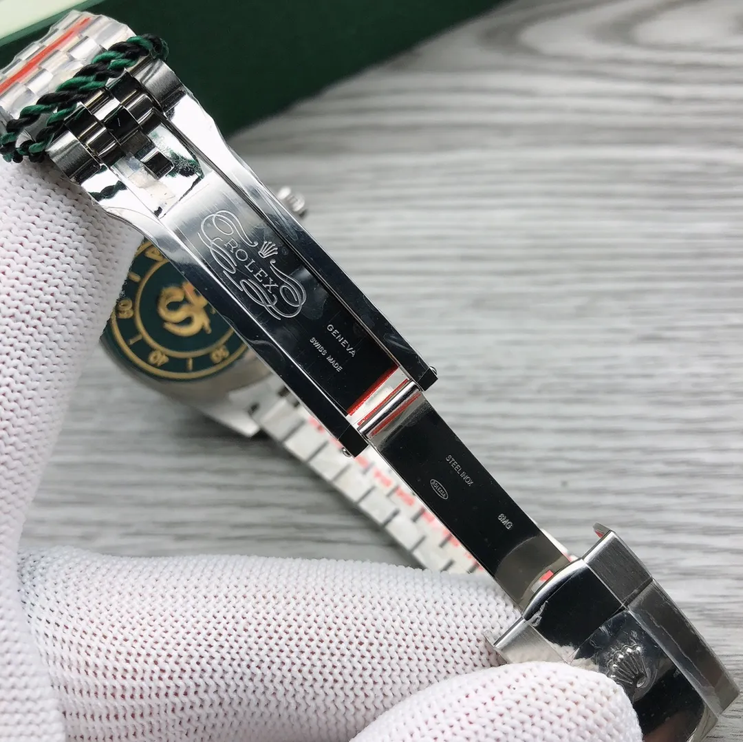 Rolex ROLEX 🎮 Datejust 1:1 original mold opening, equipped with 3235 movement, size 39.5*12.5mm, the latest 6-digit crown small logo. 904L stainless steel case is carefully polished and strictly controlled to ensure that the version is in place. The crown continues the waterproof system of the lock, just like the original. 🎮The elegant solid link strap is also made of 904L stainless steel. It is full of texture and comfortable to wear. The buckle is the same as the original one and has a 5mm easy-adjustable link exhibition system. The watch mirror is made of sapphire and is scratch-resistant and waterproof to 50 meters. Each watch is strictly tested before leaving the factory to ensure quality! 🎮Sanjie exquisitely recommends men’s mechanical watches. SJ carefully creates ultra-realistic photo shoots for you.