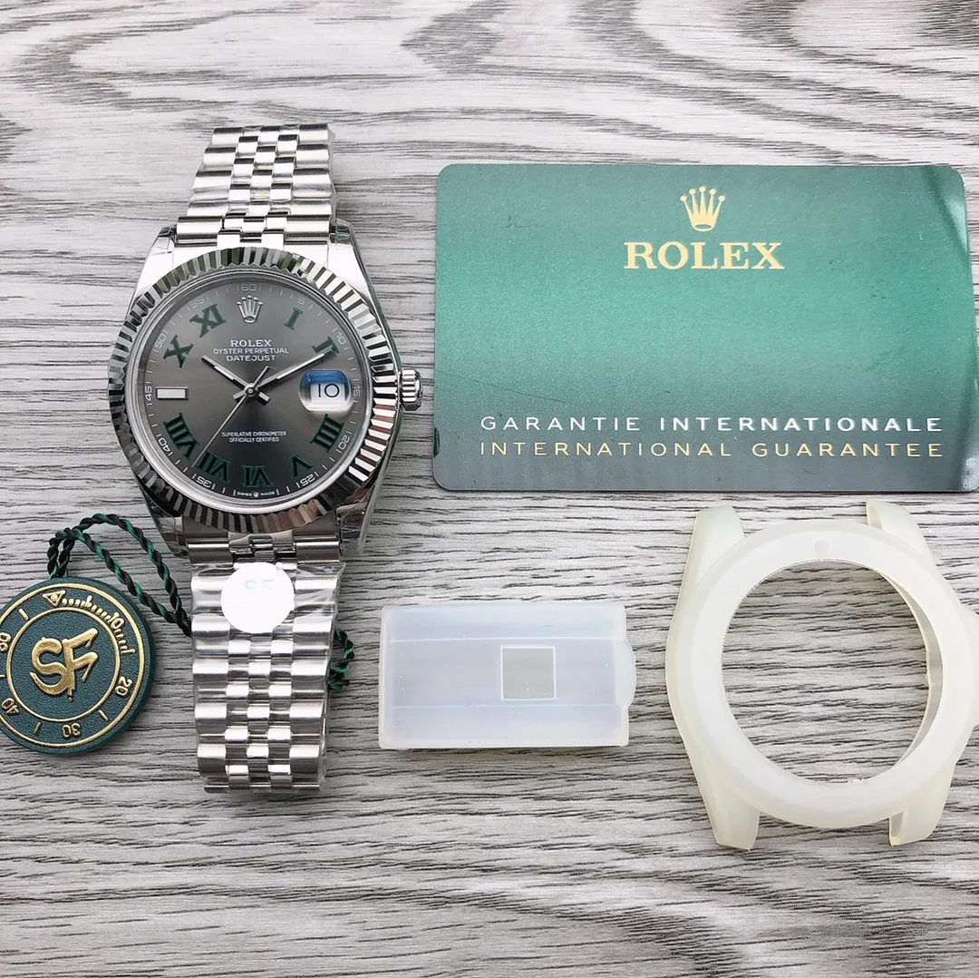 Rolex ROLEX 🎮 Datejust 1:1 original mold opening, equipped with 3235 movement, size 39.5*12.5mm, the latest 6-digit crown small logo. 904L stainless steel case is carefully polished and strictly controlled to ensure that the version is in place. The crown continues the waterproof system of the lock, just like the original. 🎮The elegant solid link strap is also made of 904L stainless steel. It is full of texture and comfortable to wear. The buckle is the same as the original one and has a 5mm easy-adjustable link exhibition system. The watch mirror is made of sapphire and is scratch-resistant and waterproof to 50 meters. Each watch is strictly tested before leaving the factory to ensure quality! 🎮Sanjie exquisitely recommends men’s mechanical watches. SJ carefully creates ultra-realistic photo shoots for you.