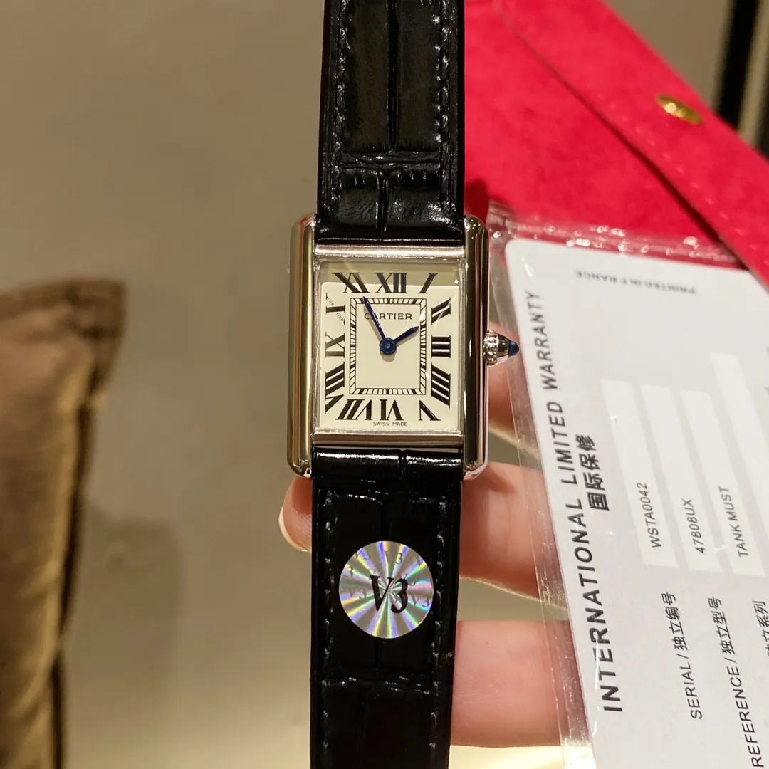 【Foreign trade import】💰1120! The ingenious Cartier CARTIER-Tank watch family produced by V3 is a masterpiece! Made of all precious metals, the shell lines are more rounded and delicate, Swiss quartz movement, new sizes: medium 33.7 x 25.5 mm, small 29.5x22 mm, this size is just right, thickness 6.35 mm. The easiest way to identify it is the conical sapphire on the crown and the calendar display! The diamond-shaped glass made with special technology is more concave and layered. The dial has Roman numeral time scales, the track on the inner ring is used as a scale to identify the specific time, the hands use blue steel sword needles, and the bead-shaped crown is inlaid with blue synthetic conical gemstones. Only after countless battles can we achieve a perfect score! The strap is made of imported leather, which has been carefully selected. The color and texture are the same as the genuine ones. It is waterproof to 30 meters for daily use. It does not affect secondary sales and can be returned and exchanged with an upgraded gift bag.