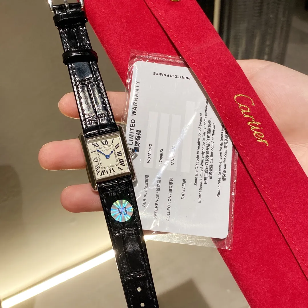 【Foreign trade import】💰1120! The ingenious Cartier CARTIER-Tank watch family produced by V3 is a masterpiece! Made of all precious metals, the shell lines are more rounded and delicate, Swiss quartz movement, new sizes: medium 33.7 x 25.5 mm, small 29.5x22 mm, this size is just right, thickness 6.35 mm. The easiest way to identify it is the conical sapphire on the crown and the calendar display! The diamond-shaped glass made with special technology is more concave and layered. The dial has Roman numeral time scales, the track on the inner ring is used as a scale to identify the specific time, the hands use blue steel sword needles, and the bead-shaped crown is inlaid with blue synthetic conical gemstones. Only after countless battles can we achieve a perfect score! The strap is made of imported leather, which has been carefully selected. The color and texture are the same as the genuine ones. It is waterproof to 30 meters for daily use. It does not affect secondary sales and can be returned and exchanged with an upgraded gift bag.