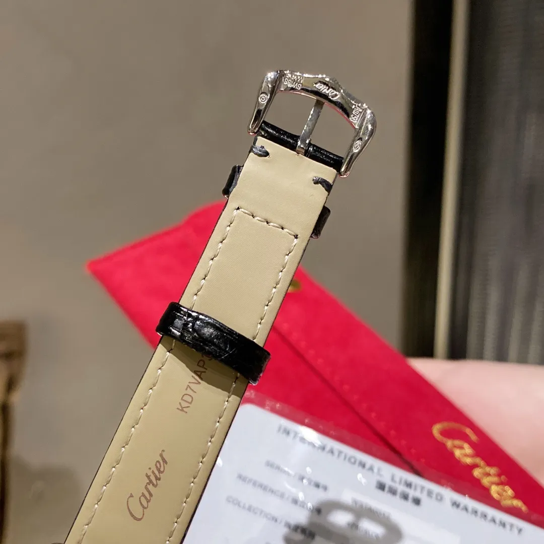 【Foreign trade import】💰1120! The ingenious Cartier CARTIER-Tank watch family produced by V3 is a masterpiece! Made of all precious metals, the shell lines are more rounded and delicate, Swiss quartz movement, new sizes: medium 33.7 x 25.5 mm, small 29.5x22 mm, this size is just right, thickness 6.35 mm. The easiest way to identify it is the conical sapphire on the crown and the calendar display! The diamond-shaped glass made with special technology is more concave and layered. The dial has Roman numeral time scales, the track on the inner ring is used as a scale to identify the specific time, the hands use blue steel sword needles, and the bead-shaped crown is inlaid with blue synthetic conical gemstones. Only after countless battles can we achieve a perfect score! The strap is made of imported leather, which has been carefully selected. The color and texture are the same as the genuine ones. It is waterproof to 30 meters for daily use. It does not affect secondary sales and can be returned and exchanged with an upgraded gift bag.