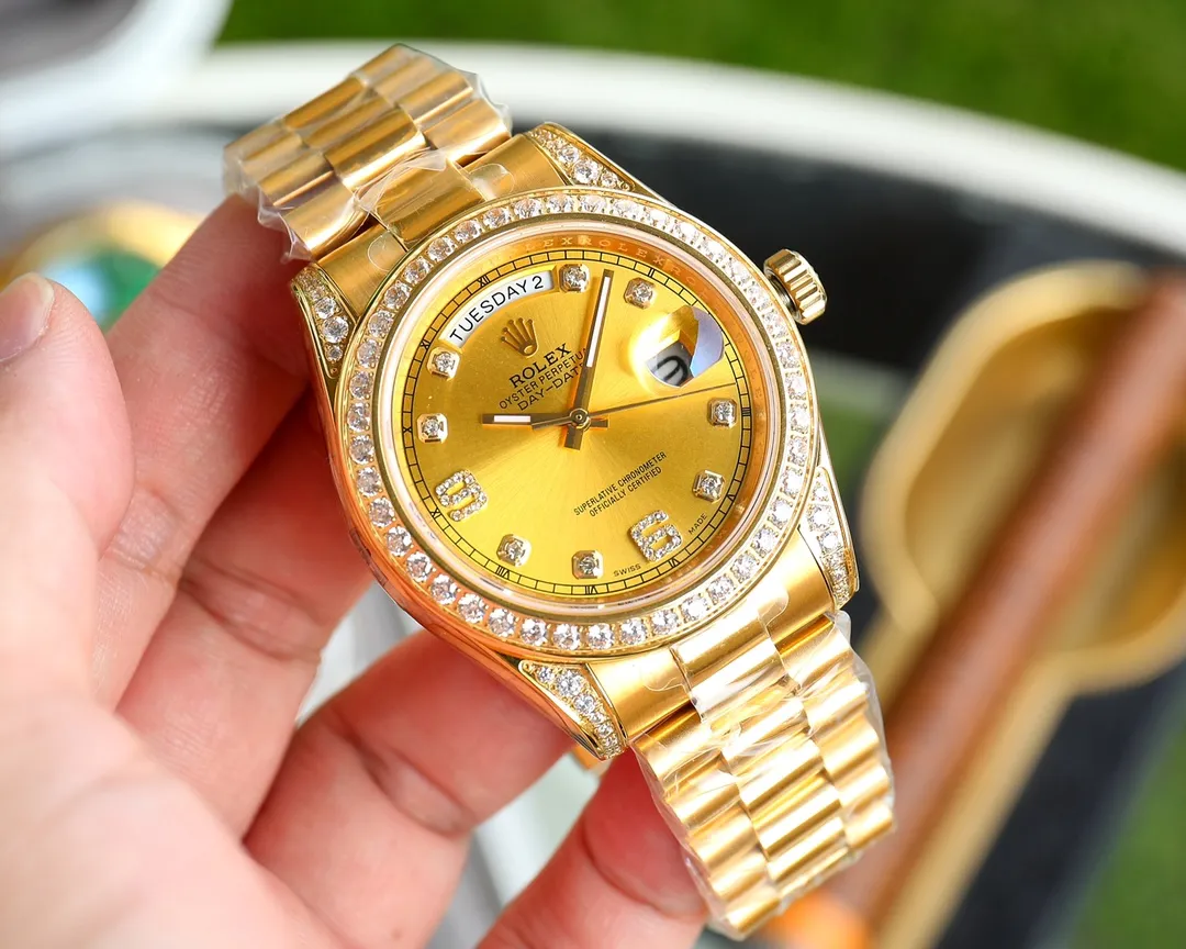 【Top replica】💰3300! Rolex Datejust Day-Date 🈵️Tianxing classic series, diameter 41mm, thickness 12mm [Movement] Imported Swiss 2836 movement, all movements are strictly debugged before leaving the factory to ensure accurate travel time, stable performance, and zero repairs [Dial Literally】Using top-grade Swarovski diamonds and hand-inlaid craftsmanship, it is designed with the concept of excellence [Case Buckle] The top-grade 904L stainless steel case is paired with a 904L stainless steel strap/original safety buckle, and the inside of the buckle is polished and etched with a steel seal! 2⃣️The watch strap is made of 904L Oyster steel. [Watch mirror] Anti-scratch sapphire crystal glass, anti-reflective convex magnified calendar window, pure water jet cutting! 💎Using the highest quality Swarovski diamonds and inlaying them by hand for several days, we promise that the diamonds will never fall out! Every exquisite detail is the work of sincerity and ingenuity developed by the top V3 factory. It is as unique as it looks on the outside! Welcome friends from all walks of life to taste it! ⚠️Please look for exclusive quality