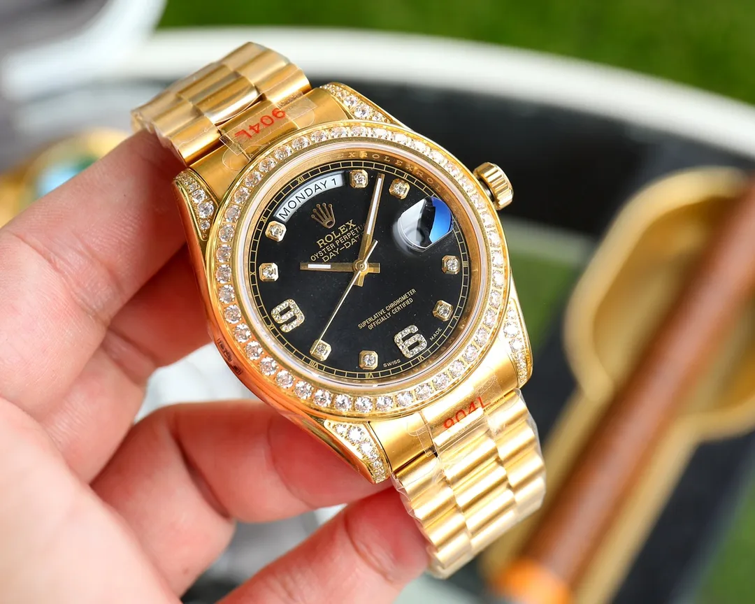 【Top replica】💰3300! Rolex Datejust Day-Date 🈵️Tianxing classic series, diameter 41mm, thickness 12mm [Movement] Imported Swiss 2836 movement, all movements are strictly debugged before leaving the factory to ensure accurate travel time, stable performance, and zero repairs [Dial Literally】Using top-grade Swarovski diamonds and hand-inlaid craftsmanship, it is designed with the concept of excellence [Case Buckle] The top-grade 904L stainless steel case is paired with a 904L stainless steel strap/original safety buckle, and the inside of the buckle is polished and etched with a steel seal! 2⃣️The watch strap is made of 904L Oyster steel. [Watch mirror] Anti-scratch sapphire crystal glass, anti-reflective convex magnified calendar window, pure water jet cutting! 💎Using the highest quality Swarovski diamonds and inlaying them by hand for several days, we promise that the diamonds will never fall out! Every exquisite detail is the work of sincerity and ingenuity developed by the top V3 factory. It is as unique as it looks on the outside! Welcome friends from all walks of life to taste it! ⚠️Please look for exclusive quality