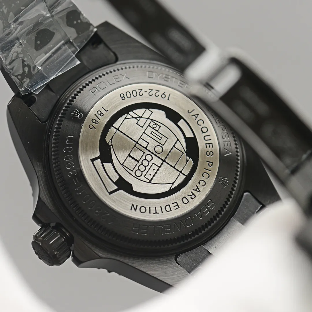 【Foreign trade import】💰2400! Rolex Submariner Series [Strong] Good reputation 🔥Highly recommended product🏆 [Movement] Using top-notch 3135 fully automatic machinery imported from Switzerland [Material] One-way rotating 60-minute scale outer ring with full-gloss black ceramic word ring Polished three-dimensional numerals and scales (not fake ceramics on the market) [Case] 44mm Consistent with the genuine product [Built-in] Equipped with a pure steel solid machine cover that is consistent with the genuine product (not the plastic machine cover from other manufacturers⚠), more durable and consistent in weight [Dial] The function dial font and the dial logo are superimposed on the printing process, and there will be a slight bulge when viewed from the side. The background texture of the disk has been filtered and corrected countless times to ensure that it is 100% consistent with the original. The Rolex metal LOGO on it is molded separately, and it can be compared to the original in terms of three-dimensionality and roundness. Easy-to-read Chroma light luminous display with long-lasting luminous material [Watch mirror] Anti-scratch sapphire crystal glass, double anti-reflective small window convex lens to magnify the calendar. (⚠The six-character position has a small anti-counterfeiting crown that is the same as the original one👑) [Buckle] Made of imported 316 steel and polished from 1:1 parts. The inner side is scratched and corroded by the Rolex steel seal. The outer side is exactly the same as the original one (⚠can be fine-tuned). The buckle safety ring is produced by Tt factory. Perfect in every detail. The "Ghost King" shows the charm of a man and a tough guy image. Suitable for any occasion. 🏅️🏅️