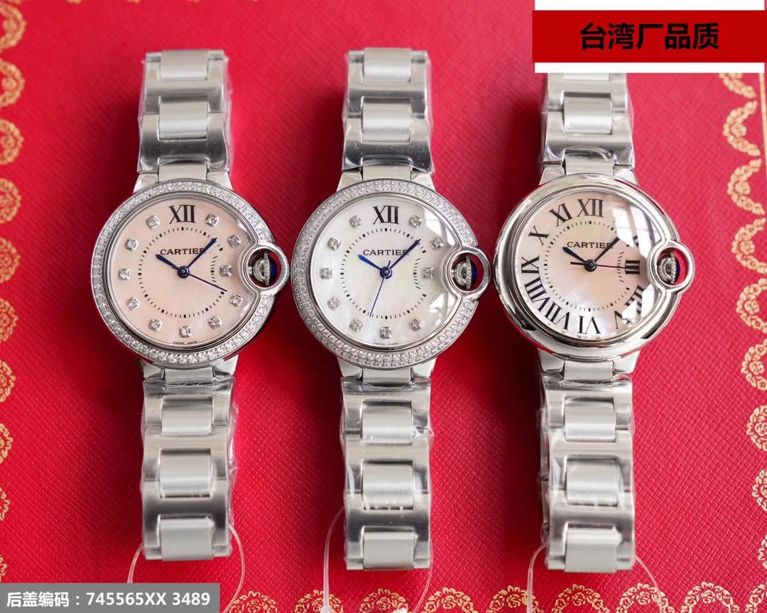 Taiwan factory blue balloon V12 version, 28-42 size combination picture, look for the bottom cover code 745565xx3489), this series of watches is famous for its delicate style and elegant style in the Cartier watchmaking industry. Of course, this watch must have such characteristics. The color of the stainless steel case makes the watch as light as a balloon, and the blue crown seems to have disobediently deviated from the original planned trajectory, like a playful couple. The Roman numerals on the dial look retro and deep, decorated with guilloche patterns and sword-shaped hands. The entire watch gives people a delicate and considerate feel. Isn’t this what couples need? Built-in: Japan's Citizen fully automatic machine, also with Swiss quartz, water drop (fish eye bubble) sapphire glass mirror, highly waterproof, burnt steel blue pointer color, curvature shape of the crown