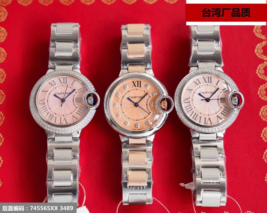 Taiwan factory blue balloon V12 version, 28-42 size combination picture, look for the bottom cover code 745565xx3489), this series of watches is famous for its delicate style and elegant style in the Cartier watchmaking industry. Of course, this watch must have such characteristics. The color of the stainless steel case makes the watch as light as a balloon, and the blue crown seems to have disobediently deviated from the original planned trajectory, like a playful couple. The Roman numerals on the dial look retro and deep, decorated with guilloche patterns and sword-shaped hands. The entire watch gives people a delicate and considerate feel. Isn’t this what couples need? Built-in: Japan's Citizen fully automatic machine, also with Swiss quartz, water drop (fish eye bubble) sapphire glass mirror, highly waterproof, burnt steel blue pointer color, curvature shape of the crown