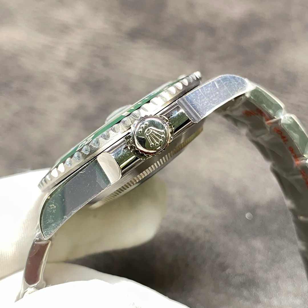 【High-end replica】💰1160! Customized all-in-one machine 💰1720! Top replica 💰Private chat! The Rolex Submariner V11 Submariner is coming, especially the Green Submariner 116610LV, which is full of sincerity. The entire ceramic ring is reborn and fired according to a new formula and temperature. The color is no different from the original to the naked eye, completely crushing all versions on the market. Due to cost reasons, the price will be much higher than the Black Water Ghost 116610LN. In addition, two exclusive technologies have been realized: [Sapphire Luminous Stone] and [One-click Snap]. Clone the original Cal.3135 integrated movement, blue hairspring, imported KIF shock absorber (not fake triangle shock absorber). Key points of the upgrade: 1. [Realistic green ring] Comprehensive analysis of the composition of the original Cerachrom green ceramic outer ring, the technology of using silicon dioxide to wrap nano alloy coloring and agent ceramic coloring, and finally determined the firing between 1100 and 1250 degrees Celsius through experiments at different temperatures. Factory N’s many years of manufacturing experience and the painstaking efforts of many engineers finally presented everyone with a palace-level green circle. It is difficult for professionals to distinguish the authenticity with the naked eye, completely crushing all current versions on the market. 2. [Sapphire Luminous Stone] Exclusive technology, a sapphire mirror is installed on the outer layer of the luminous stone. It is really difficult to install a mirror in a diameter of only 3mm. Through high-precision advanced equipment, it was successfully completed, achieving the same scratch-resistant luminous pearl as the original. Once again, it turned the tide and proved the power of Factory N. 3. [The outer ring scale will not turn black] The scale on the ring mouth adopts physical vapor deposition technology, and platinum powder is coated on the font at high temperature to make the font color durable and will not fade or turn black when exposed to water or oil. 4. [Can be buckled with one click] The outer safety buckle of the watch buckle is the same as the original one. As long as you hold the inside of the watch buckle with your finger and press the buckle body with another finger, the outer safety buckle can automatically spring open. It is also an exclusive technology in the entire market. 5. [Inner buckle ring] The ceramic piece and the ring base are combined with an inner buckle, not the double-sided tape of small factories or low-end versions. 6. [Literal texture upgrade] The luminous stones on the round nails of the literal scale are full but not overflowing, and the rasa is more delicate than before. 7. [Universal and original accessories] All original accessories are imported from Germany and CNC scanned. All accessories are interchangeable with original accessories on a one-to-one basis, including case, bezel, bottom cover, inner cover, lugs, strap, and buckle. 8. [Imported 904L steel] The watch case and strap are made of imported high-component 904L fine steel. A few manufacturers use 316 labels to pretend to be, which is truly hard, high-density, corrosion-resistant and scratch-resistant. Real shots of shipment.