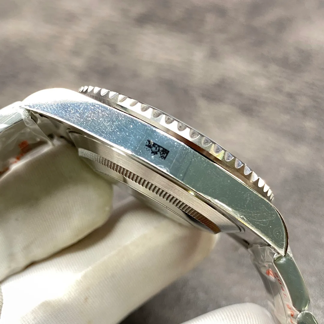 【High-end replica】💰1160! Customized all-in-one machine 💰1720! Top replica 💰Private chat! The Rolex Submariner V11 Submariner is coming, especially the Green Submariner 116610LV, which is full of sincerity. The entire ceramic ring is reborn and fired according to a new formula and temperature. The color is no different from the original to the naked eye, completely crushing all versions on the market. Due to cost reasons, the price will be much higher than the Black Water Ghost 116610LN. In addition, two exclusive technologies have been realized: [Sapphire Luminous Stone] and [One-click Snap]. Clone the original Cal.3135 integrated movement, blue hairspring, imported KIF shock absorber (not fake triangle shock absorber). Key points of the upgrade: 1. [Realistic green ring] Comprehensive analysis of the composition of the original Cerachrom green ceramic outer ring, the technology of using silicon dioxide to wrap nano alloy coloring and agent ceramic coloring, and finally determined the firing between 1100 and 1250 degrees Celsius through experiments at different temperatures. Factory N’s many years of manufacturing experience and the painstaking efforts of many engineers finally presented everyone with a palace-level green circle. It is difficult for professionals to distinguish the authenticity with the naked eye, completely crushing all current versions on the market. 2. [Sapphire Luminous Stone] Exclusive technology, a sapphire mirror is installed on the outer layer of the luminous stone. It is really difficult to install a mirror in a diameter of only 3mm. Through high-precision advanced equipment, it was successfully completed, achieving the same scratch-resistant luminous pearl as the original. Once again, it turned the tide and proved the power of Factory N. 3. [The outer ring scale will not turn black] The scale on the ring mouth adopts physical vapor deposition technology, and platinum powder is coated on the font at high temperature to make the font color durable and will not fade or turn black when exposed to water or oil. 4. [Can be buckled with one click] The outer safety buckle of the watch buckle is the same as the original one. As long as you hold the inside of the watch buckle with your finger and press the buckle body with another finger, the outer safety buckle can automatically spring open. It is also an exclusive technology in the entire market. 5. [Inner buckle ring] The ceramic piece and the ring base are combined with an inner buckle, not the double-sided tape of small factories or low-end versions. 6. [Literal texture upgrade] The luminous stones on the round nails of the literal scale are full but not overflowing, and the rasa is more delicate than before. 7. [Universal and original accessories] All original accessories are imported from Germany and CNC scanned. All accessories are interchangeable with original accessories on a one-to-one basis, including case, bezel, bottom cover, inner cover, lugs, strap, and buckle. 8. [Imported 904L steel] The watch case and strap are made of imported high-component 904L fine steel. A few manufacturers use 316 labels to pretend to be, which is truly hard, high-density, corrosion-resistant and scratch-resistant. Real shots of shipment.
