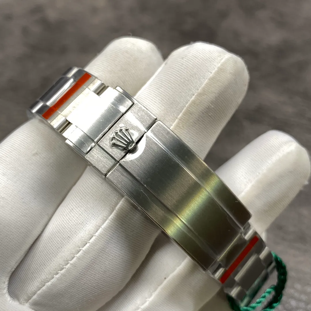 【High-end replica】💰1160! Customized all-in-one machine 💰1720! Top replica 💰Private chat! The Rolex Submariner V11 Submariner is coming, especially the Green Submariner 116610LV, which is full of sincerity. The entire ceramic ring is reborn and fired according to a new formula and temperature. The color is no different from the original to the naked eye, completely crushing all versions on the market. Due to cost reasons, the price will be much higher than the Black Water Ghost 116610LN. In addition, two exclusive technologies have been realized: [Sapphire Luminous Stone] and [One-click Snap]. Clone the original Cal.3135 integrated movement, blue hairspring, imported KIF shock absorber (not fake triangle shock absorber). Key points of the upgrade: 1. [Realistic green ring] Comprehensive analysis of the composition of the original Cerachrom green ceramic outer ring, the technology of using silicon dioxide to wrap nano alloy coloring and agent ceramic coloring, and finally determined the firing between 1100 and 1250 degrees Celsius through experiments at different temperatures. Factory N’s many years of manufacturing experience and the painstaking efforts of many engineers finally presented everyone with a palace-level green circle. It is difficult for professionals to distinguish the authenticity with the naked eye, completely crushing all current versions on the market. 2. [Sapphire Luminous Stone] Exclusive technology, a sapphire mirror is installed on the outer layer of the luminous stone. It is really difficult to install a mirror in a diameter of only 3mm. Through high-precision advanced equipment, it was successfully completed, achieving the same scratch-resistant luminous pearl as the original. Once again, it turned the tide and proved the power of Factory N. 3. [The outer ring scale will not turn black] The scale on the ring mouth adopts physical vapor deposition technology, and platinum powder is coated on the font at high temperature to make the font color durable and will not fade or turn black when exposed to water or oil. 4. [Can be buckled with one click] The outer safety buckle of the watch buckle is the same as the original one. As long as you hold the inside of the watch buckle with your finger and press the buckle body with another finger, the outer safety buckle can automatically spring open. It is also an exclusive technology in the entire market. 5. [Inner buckle ring] The ceramic piece and the ring base are combined with an inner buckle, not the double-sided tape of small factories or low-end versions. 6. [Literal texture upgrade] The luminous stones on the round nails of the literal scale are full but not overflowing, and the rasa is more delicate than before. 7. [Universal and original accessories] All original accessories are imported from Germany and CNC scanned. All accessories are interchangeable with original accessories on a one-to-one basis, including case, bezel, bottom cover, inner cover, lugs, strap, and buckle. 8. [Imported 904L steel] The watch case and strap are made of imported high-component 904L fine steel. A few manufacturers use 316 labels to pretend to be, which is truly hard, high-density, corrosion-resistant and scratch-resistant. Real shots of shipment.