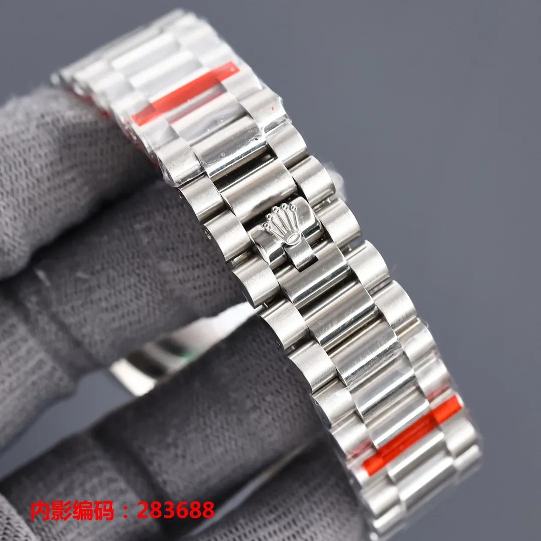 【High-end replica】💰1300! 【Customized all-in-one machine】💰1920! The new Rolex Weekly Diary, equipped with a new imported 9015 all-in-one mechanical movement 🔥Dual-calendar Weekly Diary Series Rolex (New Face) Series: Weekly Diary Series Movement: Imported from Japan, 100% pure new machine (9015 type) designed to have a service life of 10 years. Quality control: Every watch is strictly inspected and shipped after proofreading (buy with confidence) Case material: 316L stainless steel CNC engraving, ultra-precision, waterproof depth 100 meters (matching counter) Table diameter: 41MM Thickness 11MM Product grade: Super A Glass: wear-resistant sapphire crystal mirror, coated with multiple layers of anti-reflective coating Steel buckle: double folding safety clasp and push-type opening device (same as genuine) Strap: genuine 316L steel, polished and hand-assembled after cutting process, 360 degrees, no dead ends, 0 scratches, no scratch marks. The real thing is exquisite, heavy, sturdy and durable. The real thing is absolutely amazing when you get it. (The protective film is consistent with the original)