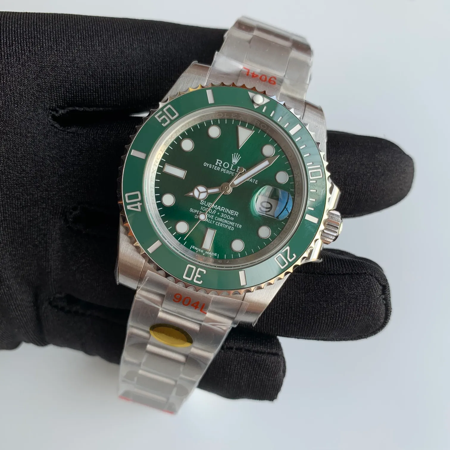N factory V8 version ROLEX SUB Green Submariner, diameter 40mm, the highest version on the market, the research spirit of continuous improvement of fine steel, especially the industry recognition of the five artifacts, the current sales have been on the rise, anti-scratch blue crystal glass, anti-reflective convex type magnified calendar window, winding crown; screw-in triple lock triple waterproof system, Oyster insurance discount with Rolex