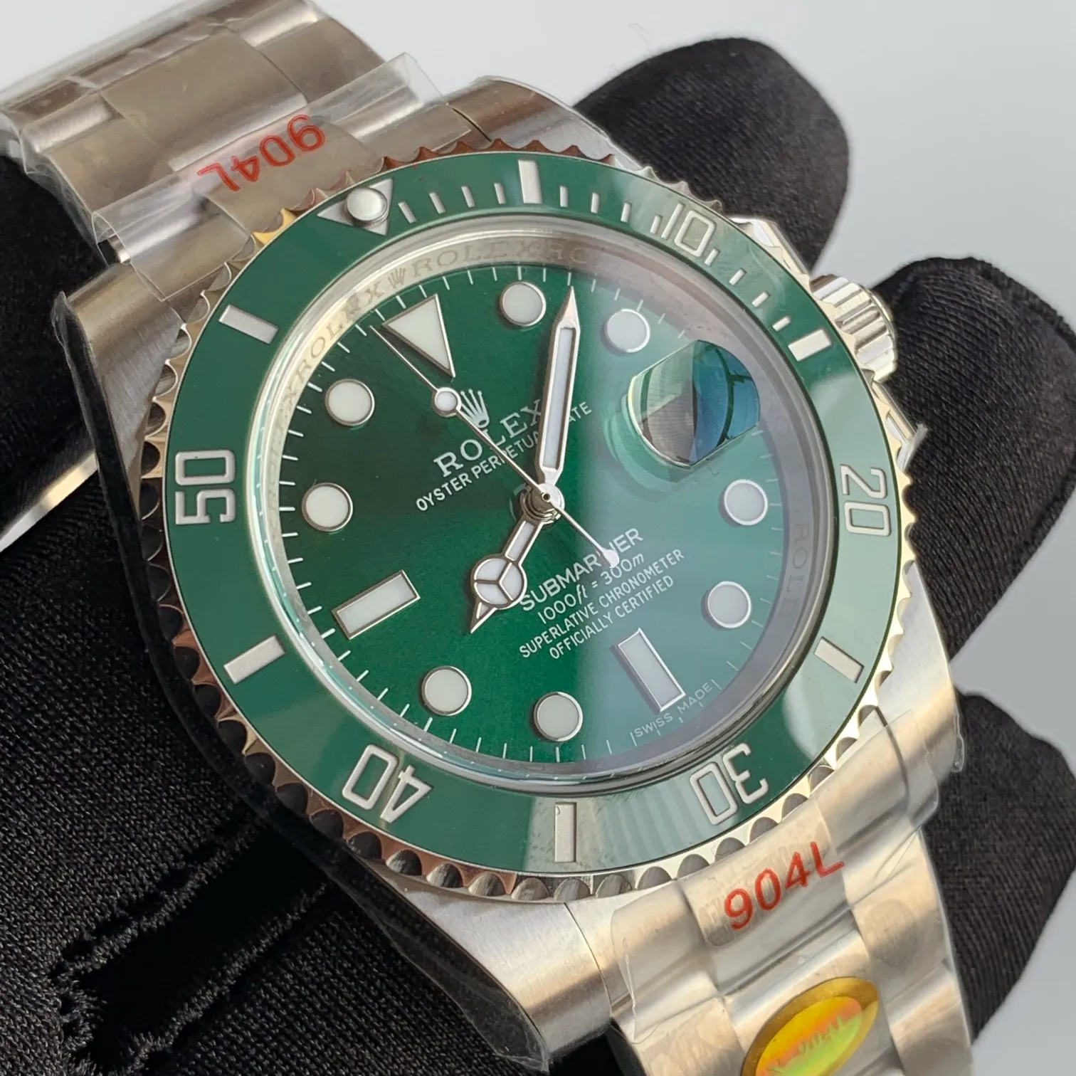 N factory V8 version ROLEX SUB Green Submariner, diameter 40mm, the highest version on the market, the research spirit of continuous improvement of fine steel, especially the industry recognition of the five artifacts, the current sales have been on the rise, anti-scratch blue crystal glass, anti-reflective convex type magnified calendar window, winding crown; screw-in triple lock triple waterproof system, Oyster insurance discount with Rolex