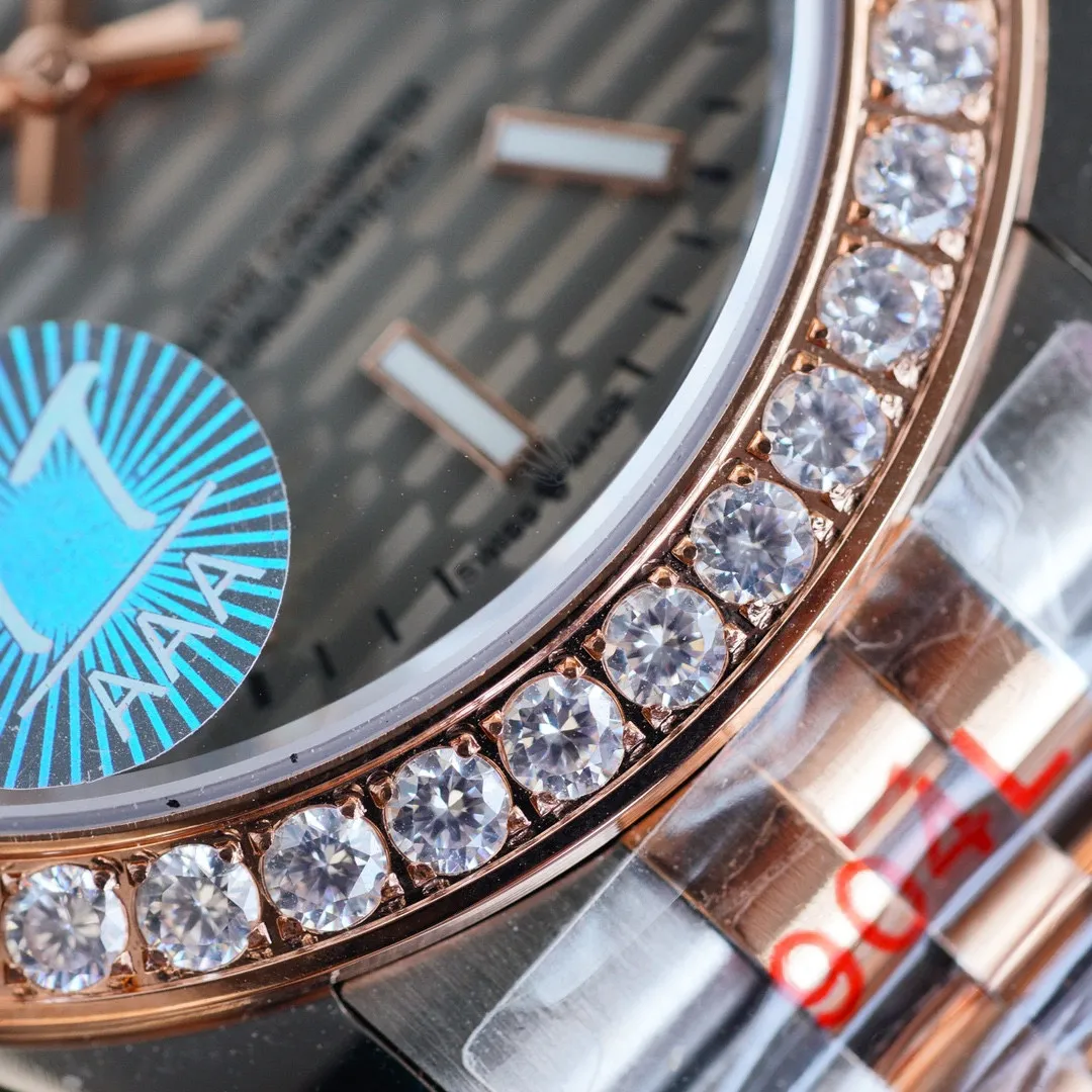 【Customized all-in-one machine】💰1920! Rolex Datejust series movement: 100% pure new machine imported from Japan (9015 all-in-one machine movement) designed to have a service life of 15 years. Quality control: Every watch is strictly inspected by QC staff and shipped after proofreading (buy with confidence) Case material: 316L stainless steel CNC engraving Ultra-precision Waterproof depth 150 meters (comparable to counters) Lettering: first use Original three-dimensional "diamond" nail lettering ⚠️⚠️ Figure 5⃣️ is the exclusive built-in details Exclusive packaging bag Please pay attention to the details ⚠️⚠️ Table diameter: 41MM Thickness 11MM Product grade: Super A Glass: wear-resistant sapphire mirror, coated with multiple layers of anti-reflective coating Steel buckle: double folding safety clasp and push-type opening device (consistent with genuine products) Strap: genuine 316L steel after cutting process, polished parts and then hand-assembled, 360 degrees, no dead ends, 0 scratches, no scratches. The real thing is exquisite, heavy, sturdy and durable. The real thing is absolutely amazing when you get it. (The protective film is consistent with the original one) Every watch⌚️ is shipped with unified packaging. Please ensure exclusive quality📷📷
