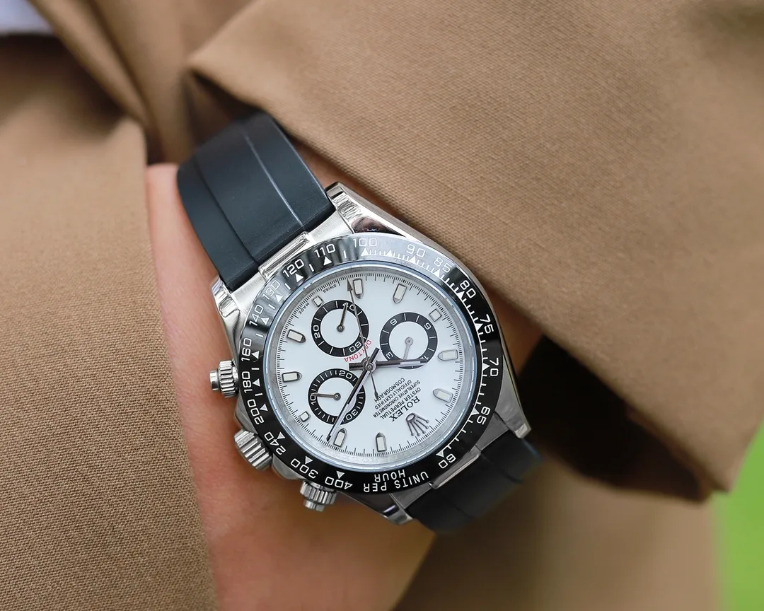 【Foreign Trade Import】💰1720! Rolex Daytona Series [Movement] A customized three-eye enlarged version of the fully automatic mechanical movement is used to ensure that the distance between the three function dials is consistent with the genuine product. [Case] ​​40mmX13mm deep black ceramic solid outer ring with tachymeter scale (made of real ceramic technology, non-scratchable, never faded, texture consistent with the genuine product) [Dial] Function dial fonts and dial logos are superimposed and printed using a superimposed printing process. There will be a slight bulge when viewed from the side. The background texture of the disk has been filtered and corrected countless times to ensure that it is 100% consistent with the original. The Rolex metal LOGO on it is separately molded, and it can be compared to the original in terms of three-dimensionality and roundness. The easy-to-read Chroma light luminous display is equipped with long-lasting luminous material. [Mirror] Flat sapphire crystal glass is scratch-resistant, and the effect will never be ghosted, consistent with the original product. ⚠️⚠️ (Six-digit Rolex's unique anti-counterfeiting mark, small crown👑) [Buckle] Made of imported 316 steel and polished from 1:1 parts. The inner side is sanded and corroded by the Rolex steel seal. The external buckle safety ring is exactly the same as the original one. ⌚️⌚️ Produced by Tt Factory, perfect in every detail.