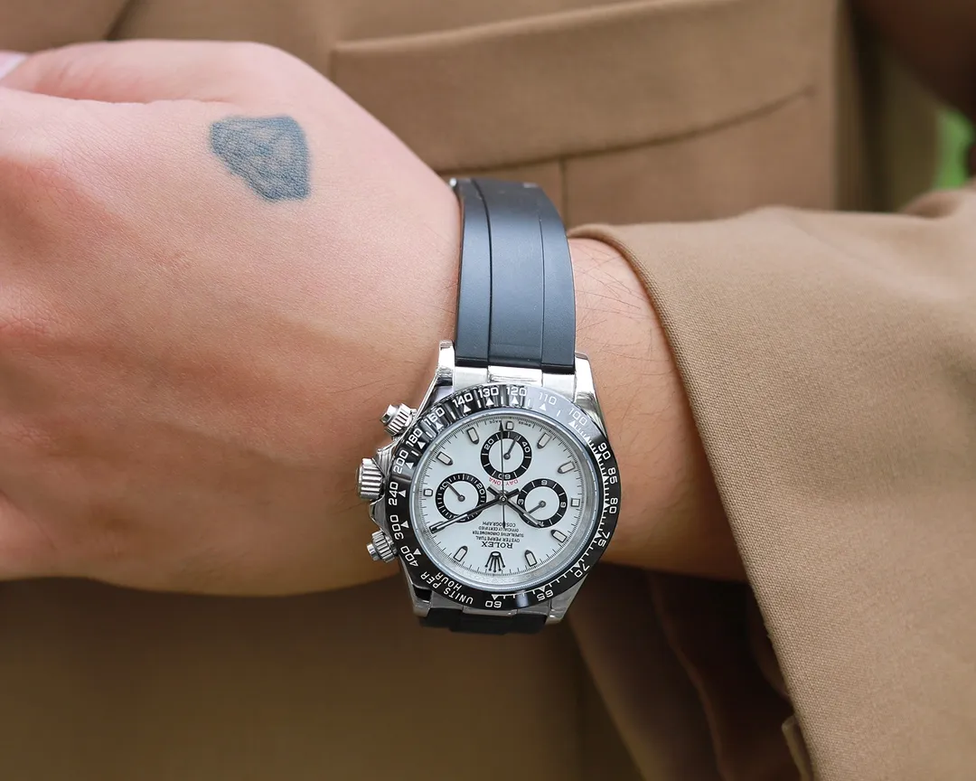 【Foreign Trade Import】💰1720! Rolex Daytona Series [Movement] A customized three-eye enlarged version of the fully automatic mechanical movement is used to ensure that the distance between the three function dials is consistent with the genuine product. [Case] ​​40mmX13mm deep black ceramic solid outer ring with tachymeter scale (made of real ceramic technology, non-scratchable, never faded, texture consistent with the genuine product) [Dial] Function dial fonts and dial logos are superimposed and printed using a superimposed printing process. There will be a slight bulge when viewed from the side. The background texture of the disk has been filtered and corrected countless times to ensure that it is 100% consistent with the original. The Rolex metal LOGO on it is separately molded, and it can be compared to the original in terms of three-dimensionality and roundness. The easy-to-read Chroma light luminous display is equipped with long-lasting luminous material. [Mirror] Flat sapphire crystal glass is scratch-resistant, and the effect will never be ghosted, consistent with the original product. ⚠️⚠️ (Six-digit Rolex's unique anti-counterfeiting mark, small crown👑) [Buckle] Made of imported 316 steel and polished from 1:1 parts. The inner side is sanded and corroded by the Rolex steel seal. The external buckle safety ring is exactly the same as the original one. ⌚️⌚️ Produced by Tt Factory, perfect in every detail.