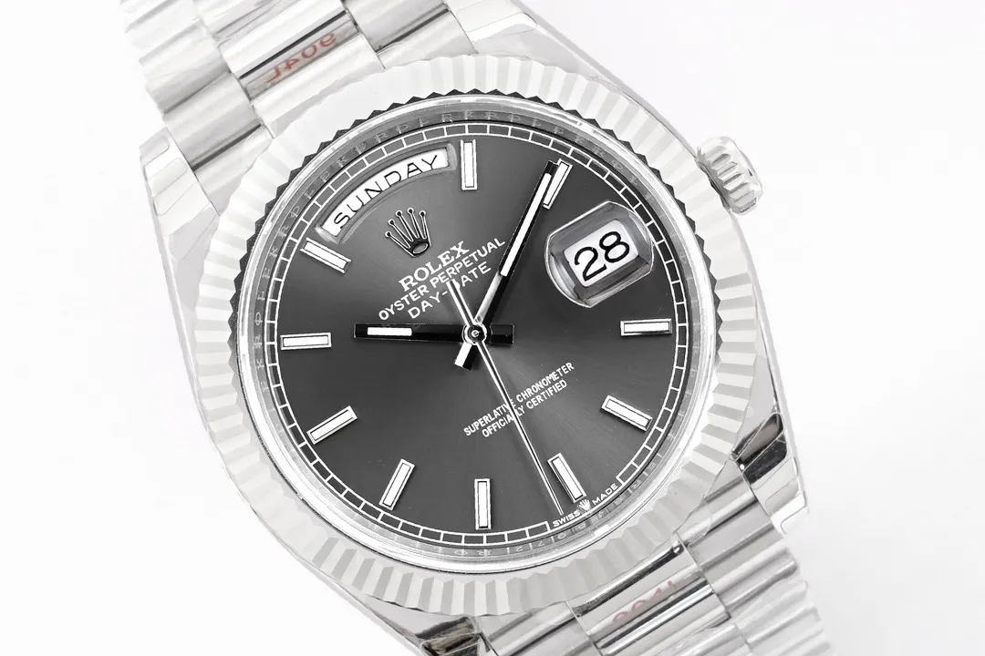 【High-end replica】💰1300! 【Top Replica】💰Private chat! Rolex Day-Date 40 [Upgraded to the new 3255 all-in-one machine] 1⃣️ Sapphire mirror, calendar 2.5x magnifying glass, the effect is synchronized with the original version. 2⃣️Oyster case structure, integrated middle case, screw-in bottom cover and winding crown. 3⃣️The structural dimensions and thickness are the same as the original ones, with a diameter of 40 mm and a thickness of 12 mm. 4⃣️ Equipped with 3255 integrated movement, the time adjustment, thickness and structure are synchronized with the original version. Picture shooting Wei's top replica real shot!